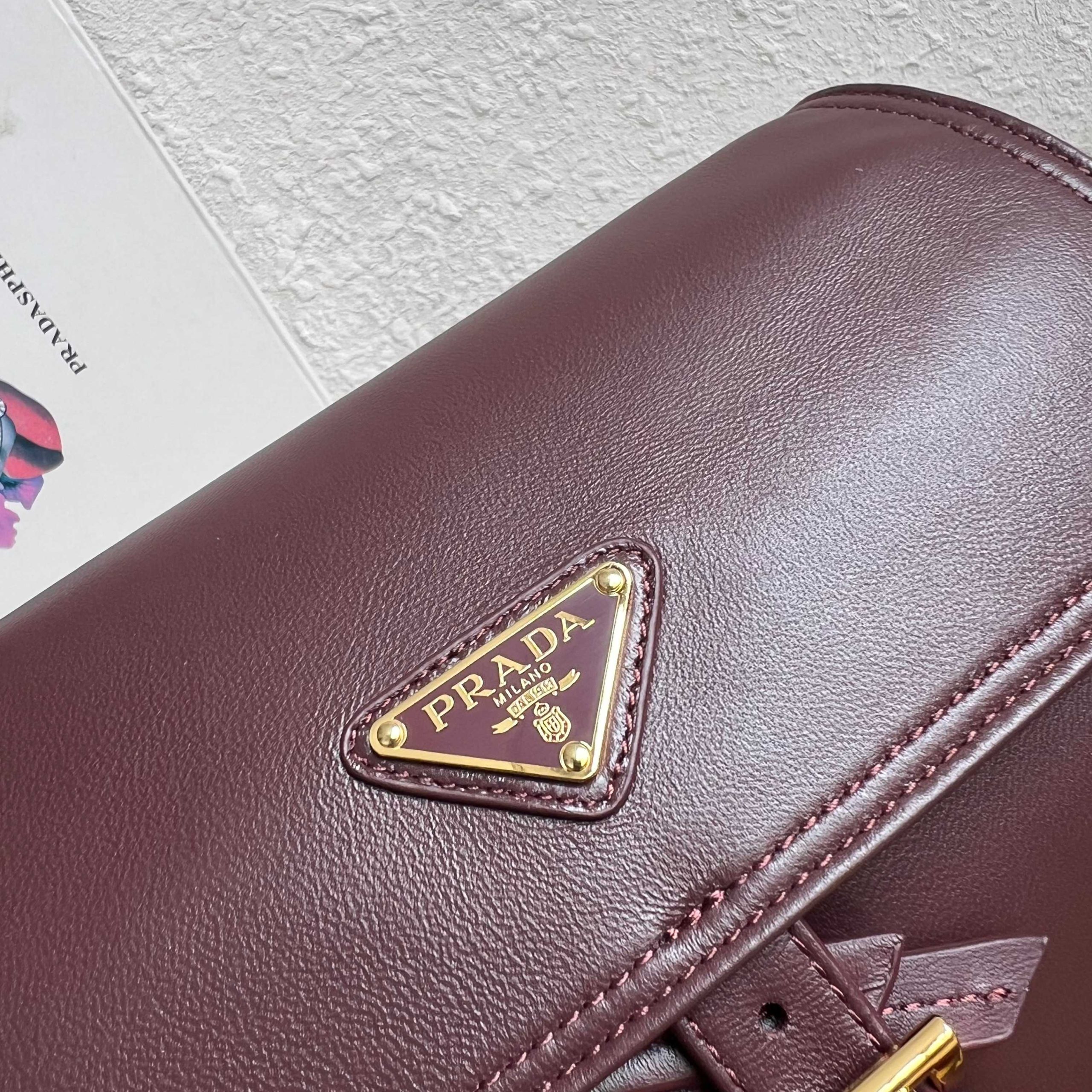【頂級原單高仿包】🎉新款郵差包🎉1BD394羊皮 酒紅色普拉達的图片-高仿普拉达包包