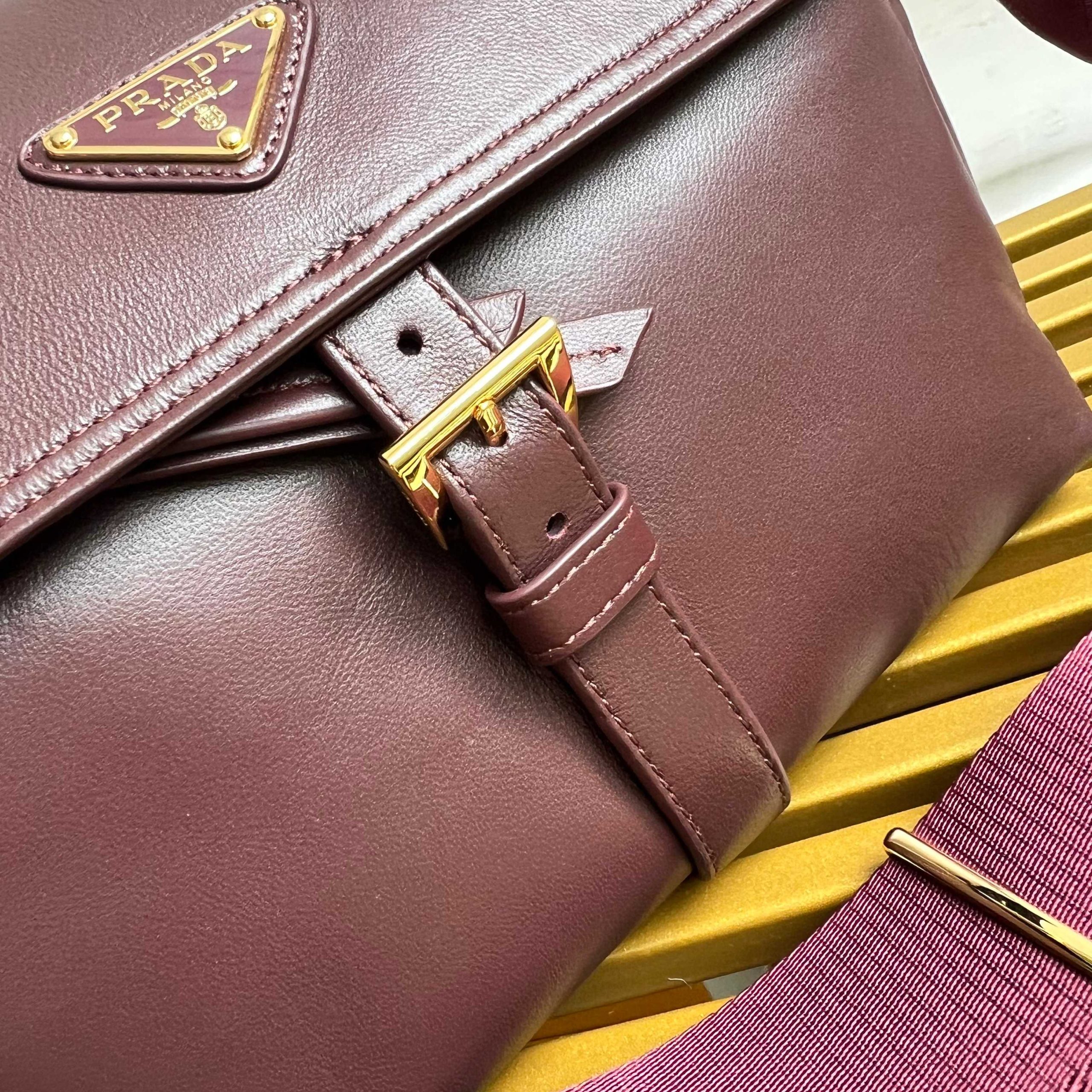 【頂級原單高仿包】🎉新款郵差包🎉1BD394羊皮 酒紅色普拉達的图片-高仿普拉达包包