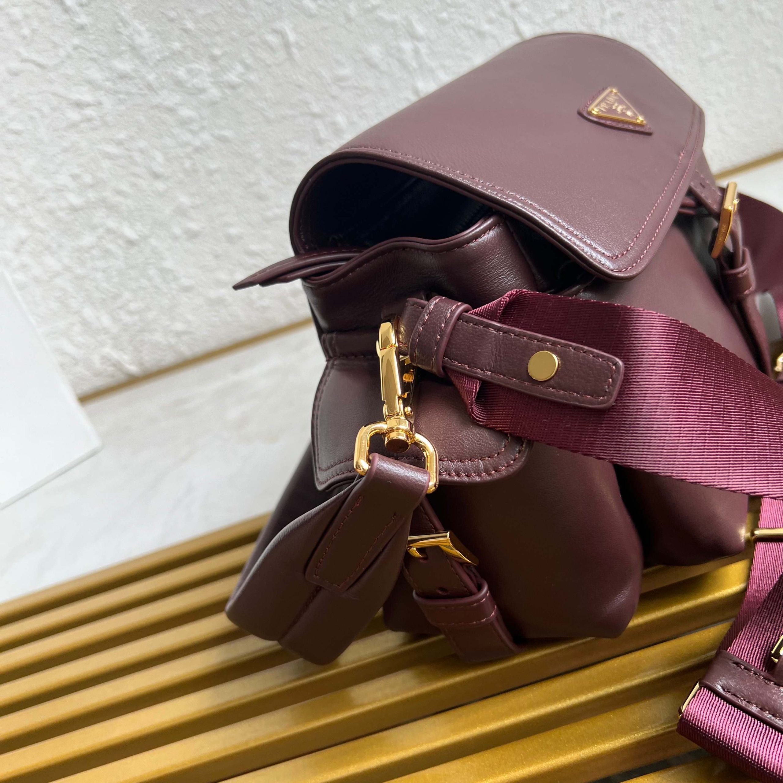 【頂級原單高仿包】🎉新款郵差包🎉1BD394羊皮 酒紅色普拉達的图片-高仿普拉达包包