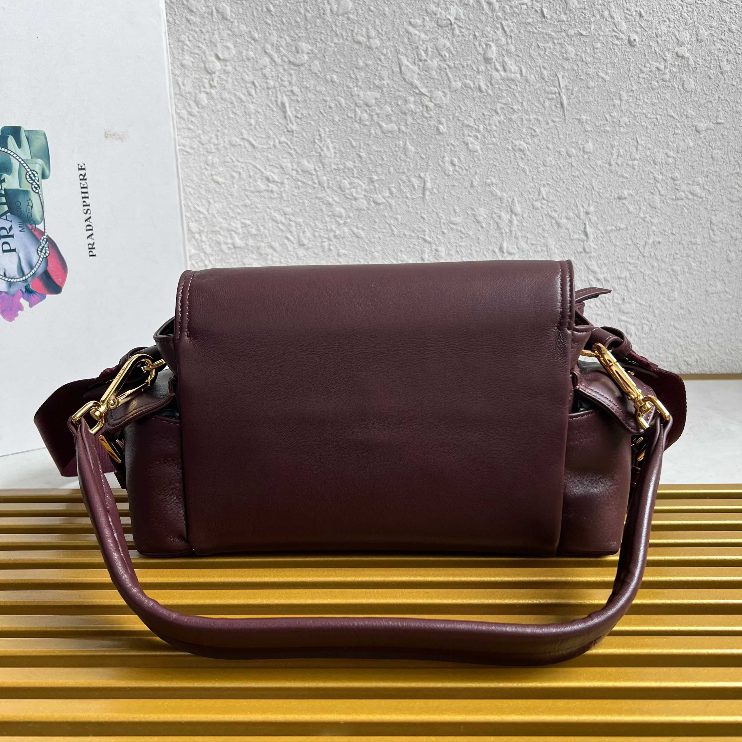 【頂級原單高仿包】🎉新款郵差包🎉1BD394羊皮 酒紅色普拉達的图片-高仿普拉达包包