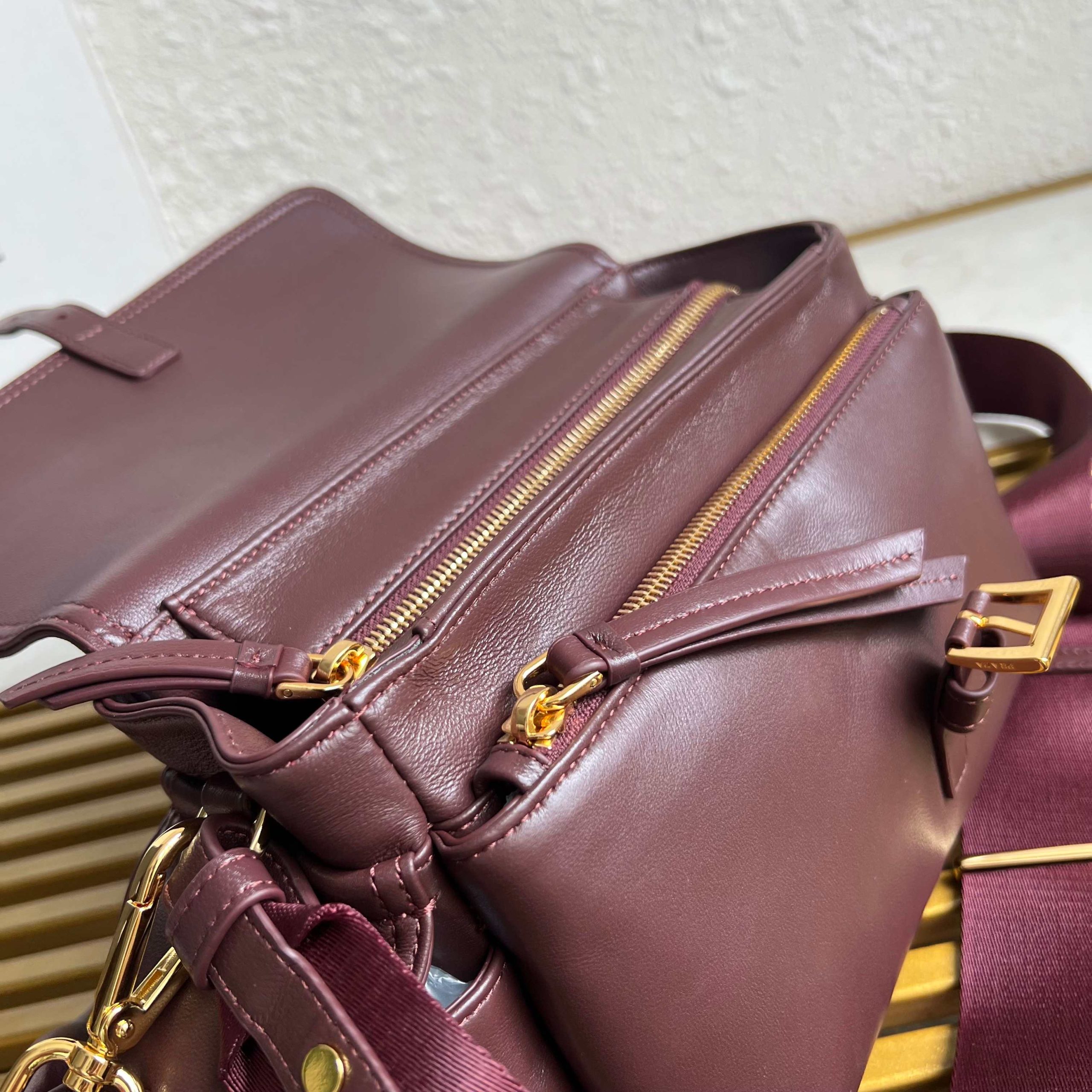 【頂級原單高仿包】🎉新款郵差包🎉1BD394羊皮 酒紅色普拉達的图片-高仿普拉达包包