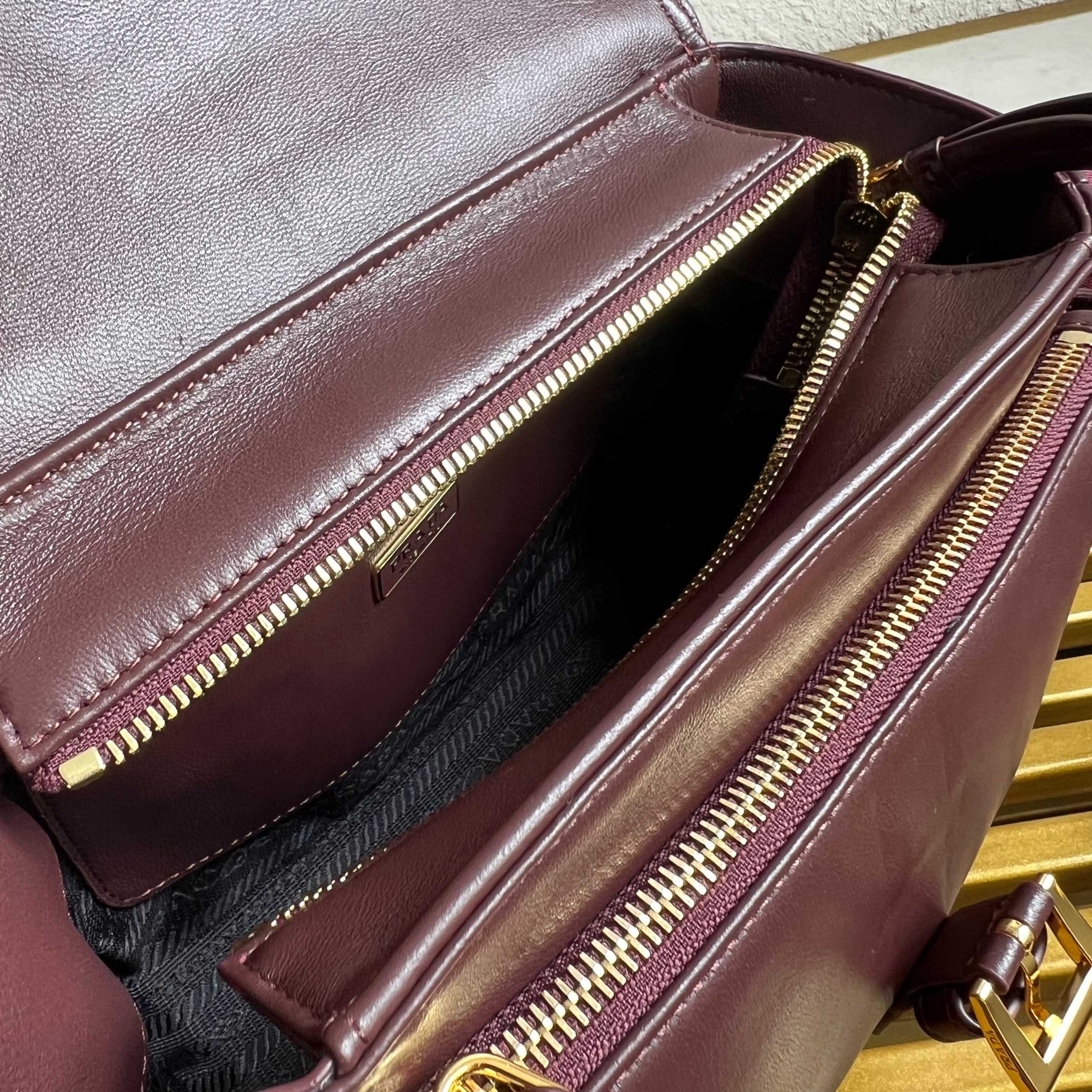 【頂級原單高仿包】🎉新款郵差包🎉1BD394羊皮 酒紅色普拉達的图片-高仿普拉达包包