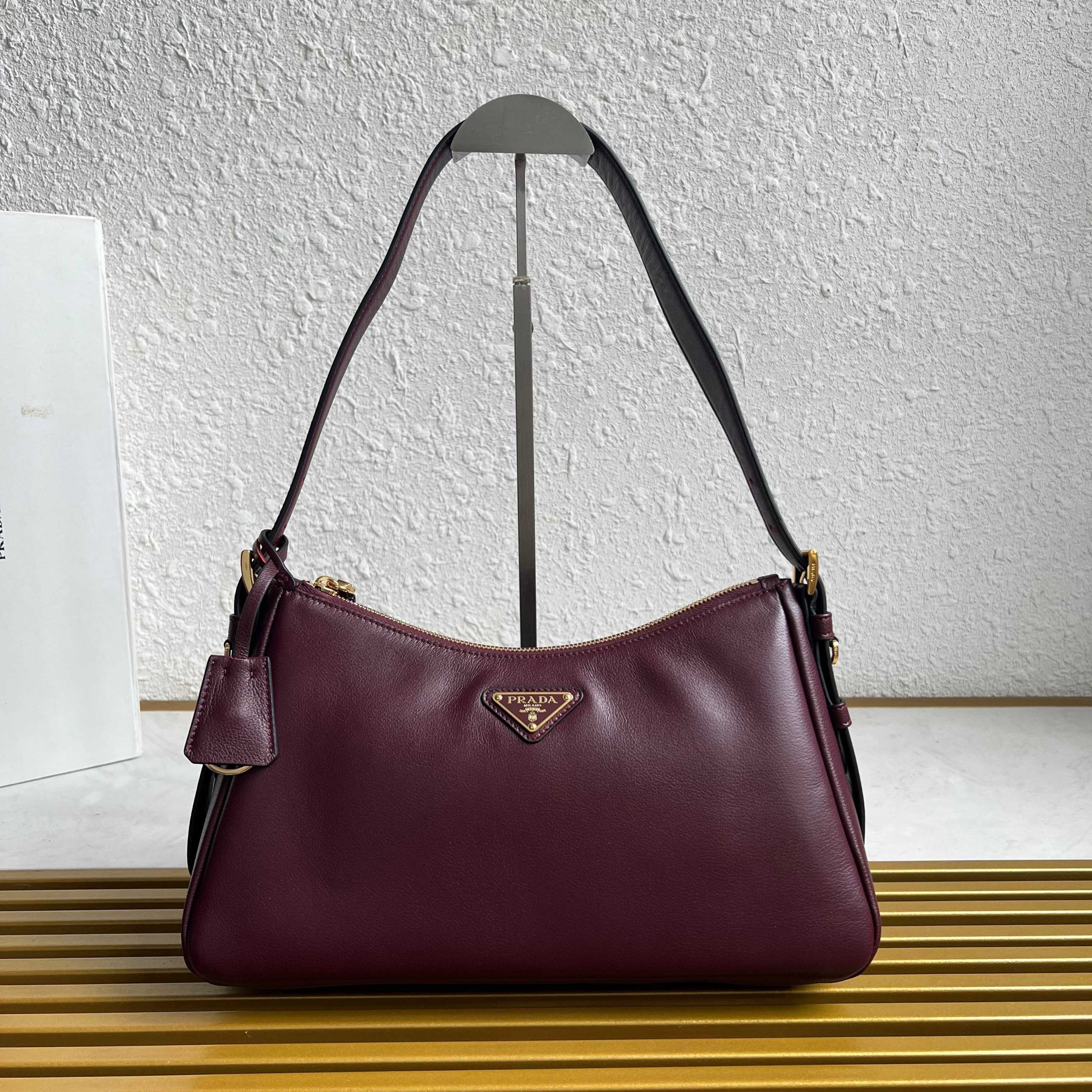 【頂級原單普拉達】🌹(小號)🎉新款Aimee腋下包的图片-高仿普拉达包包 【頂級原單普拉達】🌹(小號)🎉新款Aimee腋下包的图片-高仿普拉达包包