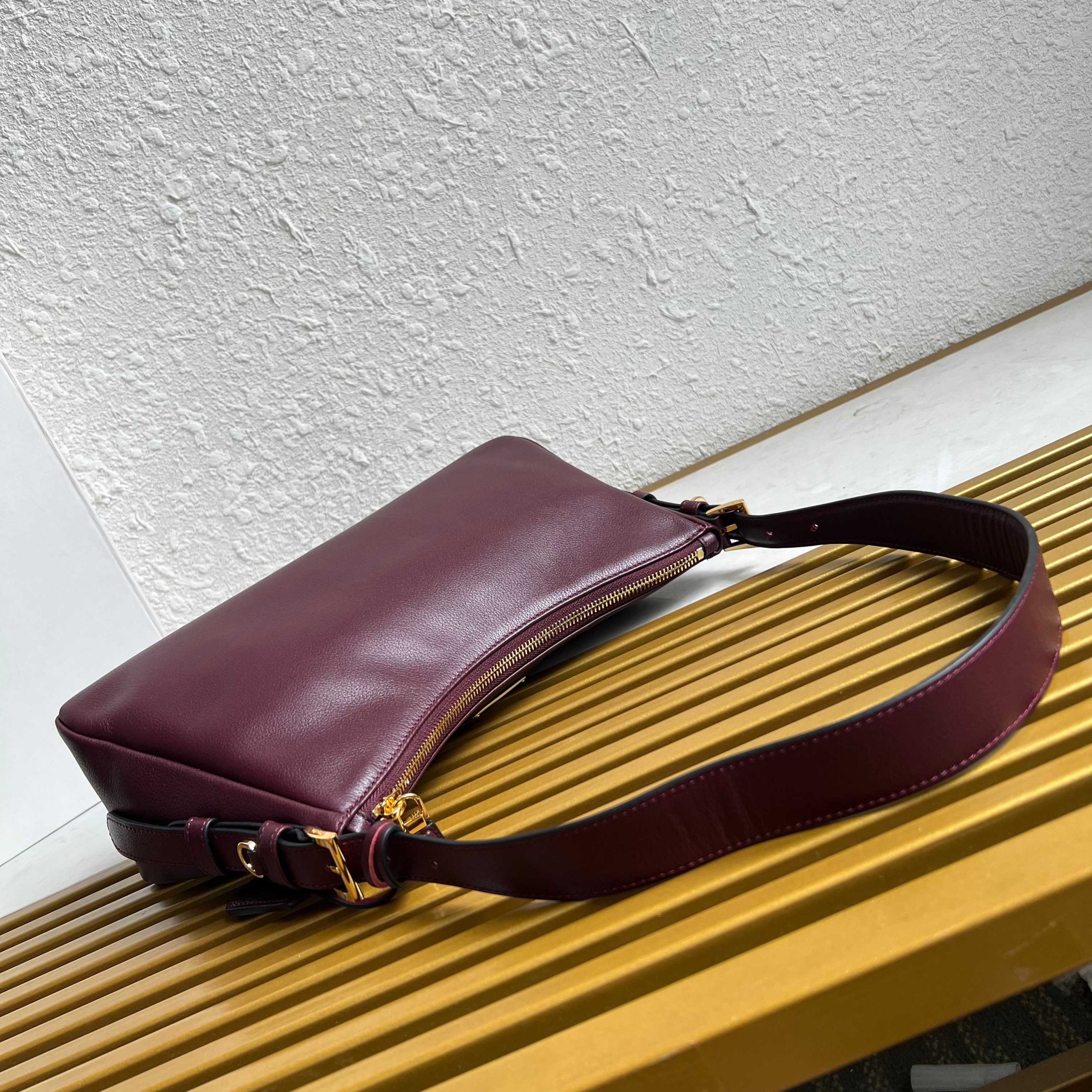 【頂級原單普拉達】🌹(小號)🎉新款Aimee腋下包的图片-高仿普拉达包包 【頂級原單普拉達】🌹(小號)🎉新款Aimee腋下包的图片-高仿普拉达包包