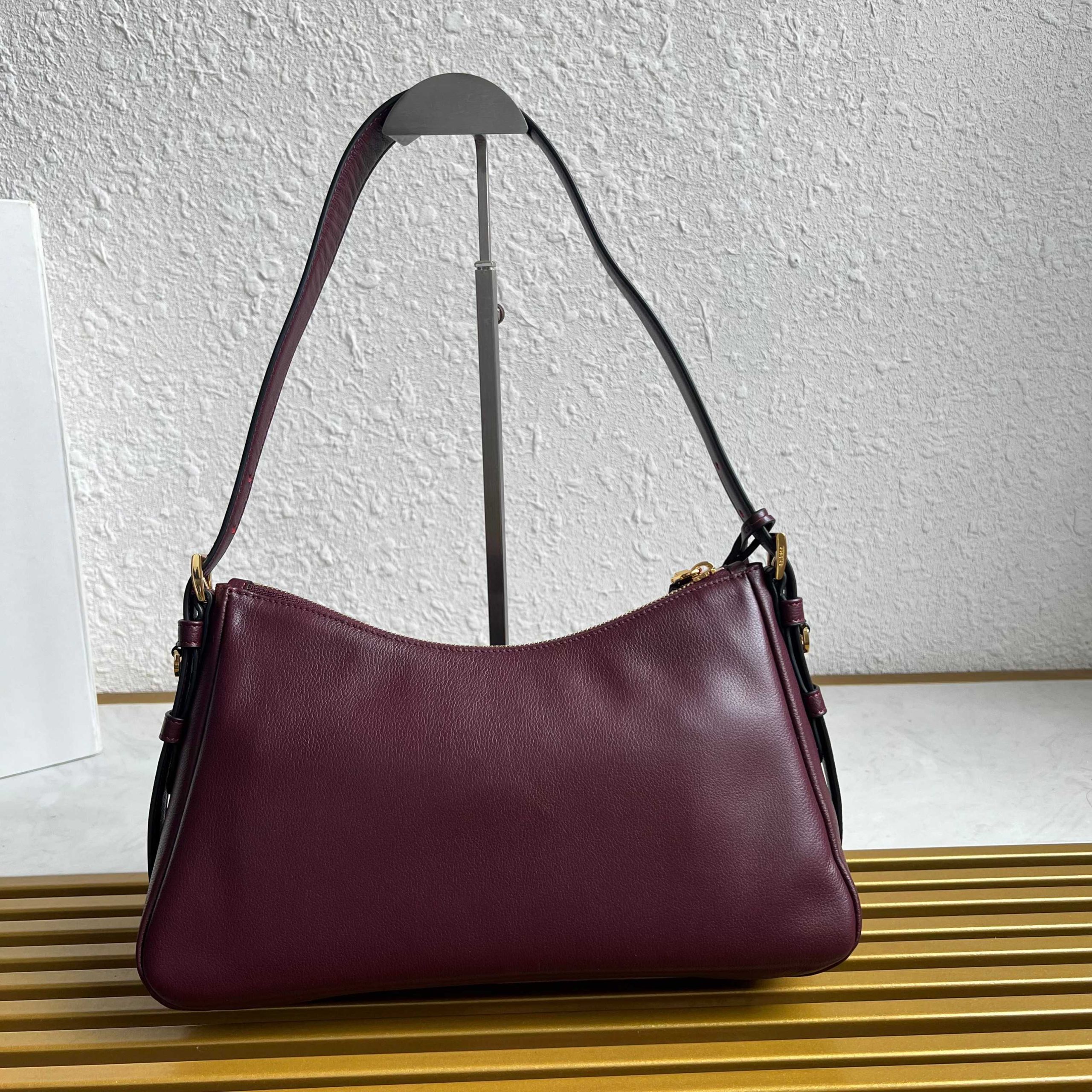 【頂級原單普拉達】🌹(小號)🎉新款Aimee腋下包的图片-高仿普拉达包包 【頂級原單普拉達】🌹(小號)🎉新款Aimee腋下包的图片-高仿普拉达包包