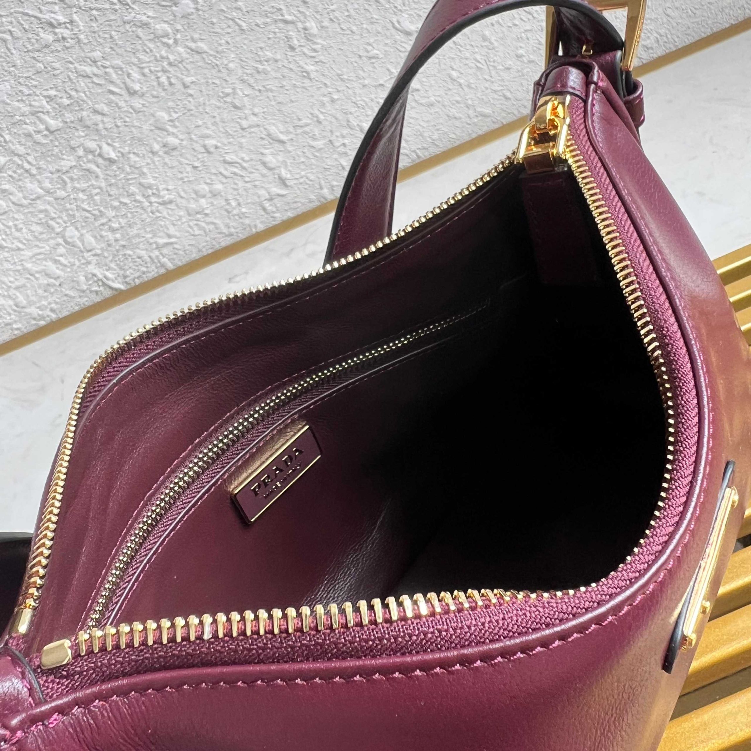 【頂級原單普拉達】🌹(小號)🎉新款Aimee腋下包的图片-高仿普拉达包包 【頂級原單普拉達】🌹(小號)🎉新款Aimee腋下包的图片-高仿普拉达包包