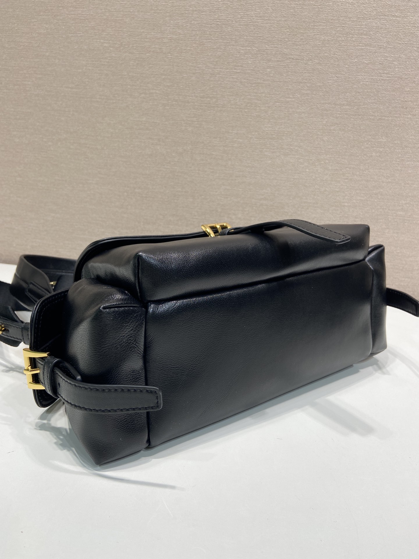 普拉達頂級原單包新款郵差包1BD394羊皮手袋完美融合精致與功能性的图片-高仿普拉达包包 普拉達頂級原單包新款郵差包1BD394羊皮手袋完美融合精致與功能性的图片-高仿普拉达包包