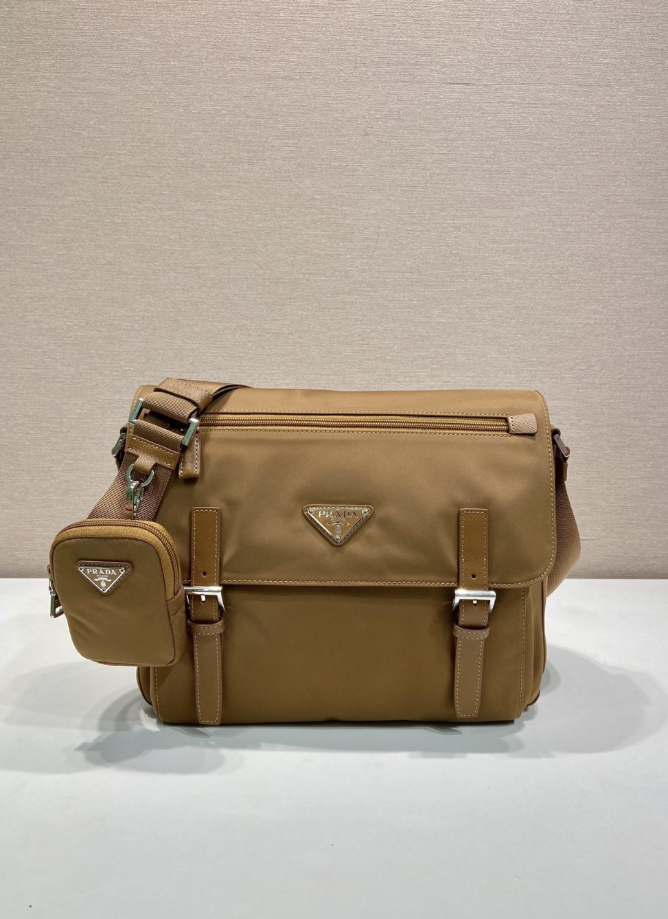 頂級高仿包普拉達郵差包1BD953B新色單肩包