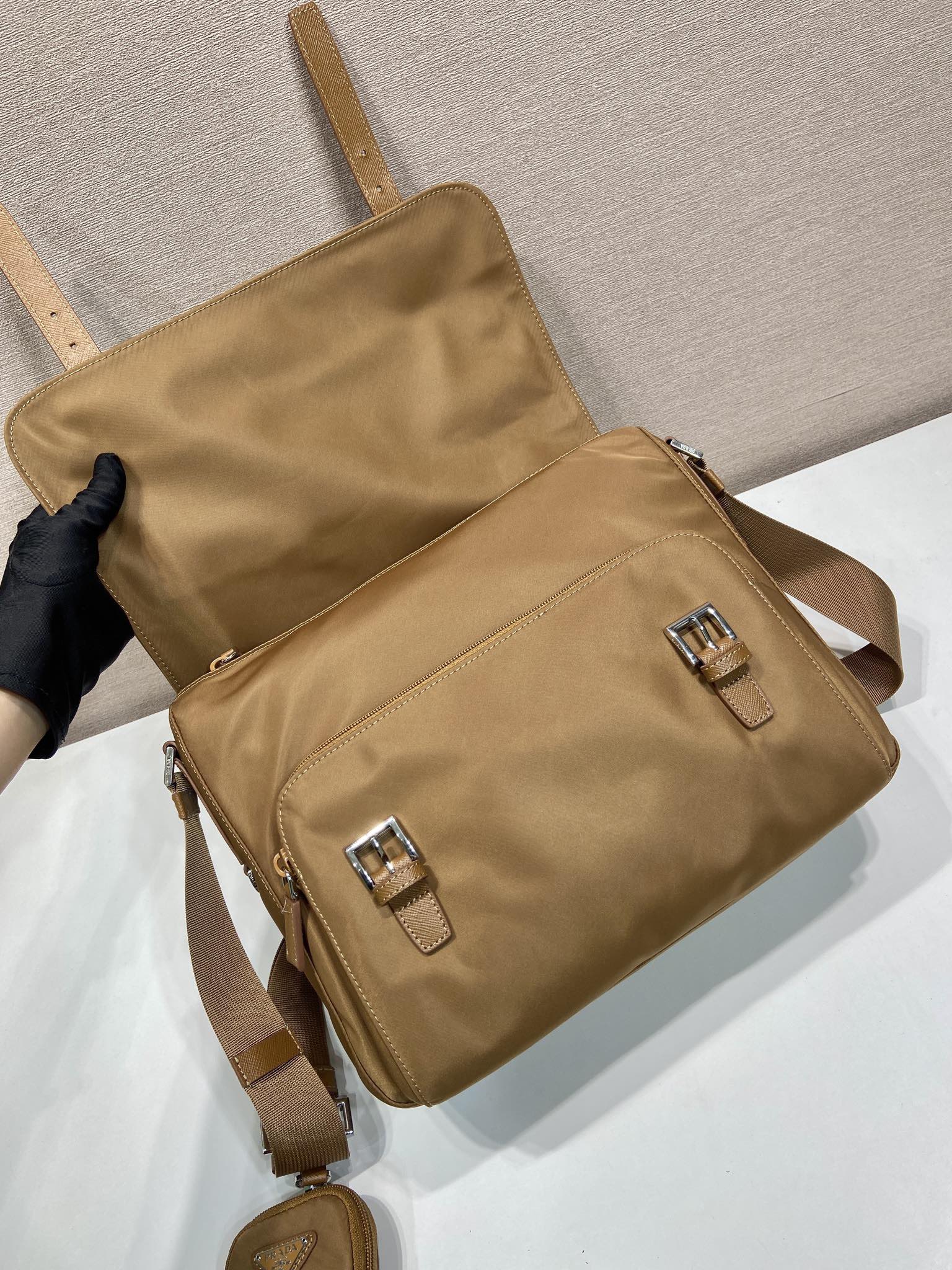 頂級高仿包普拉達郵差包1BD953B新色單肩包的图片-高仿普拉达包包