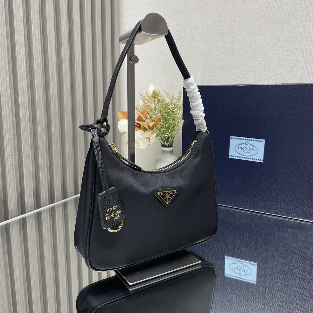 【頂級原單包普拉達】Prada最新爆款皮肩帶金色五金Hobo包女士尼龍單肩包的图片-高仿普拉达包包