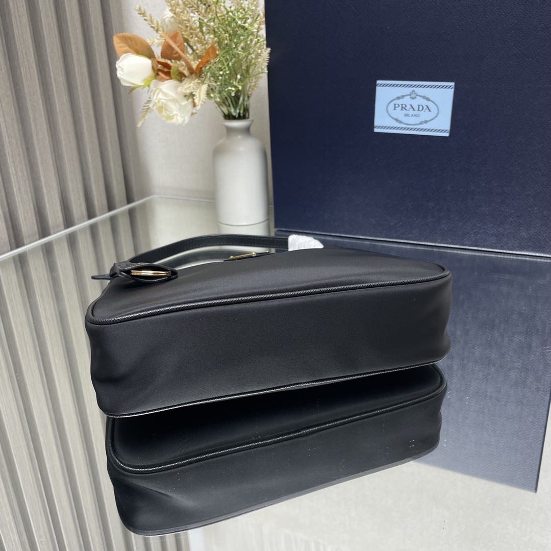 【頂級原單包普拉達】Prada最新爆款皮肩帶金色五金Hobo包女士尼龍單肩包的图片-高仿普拉达包包