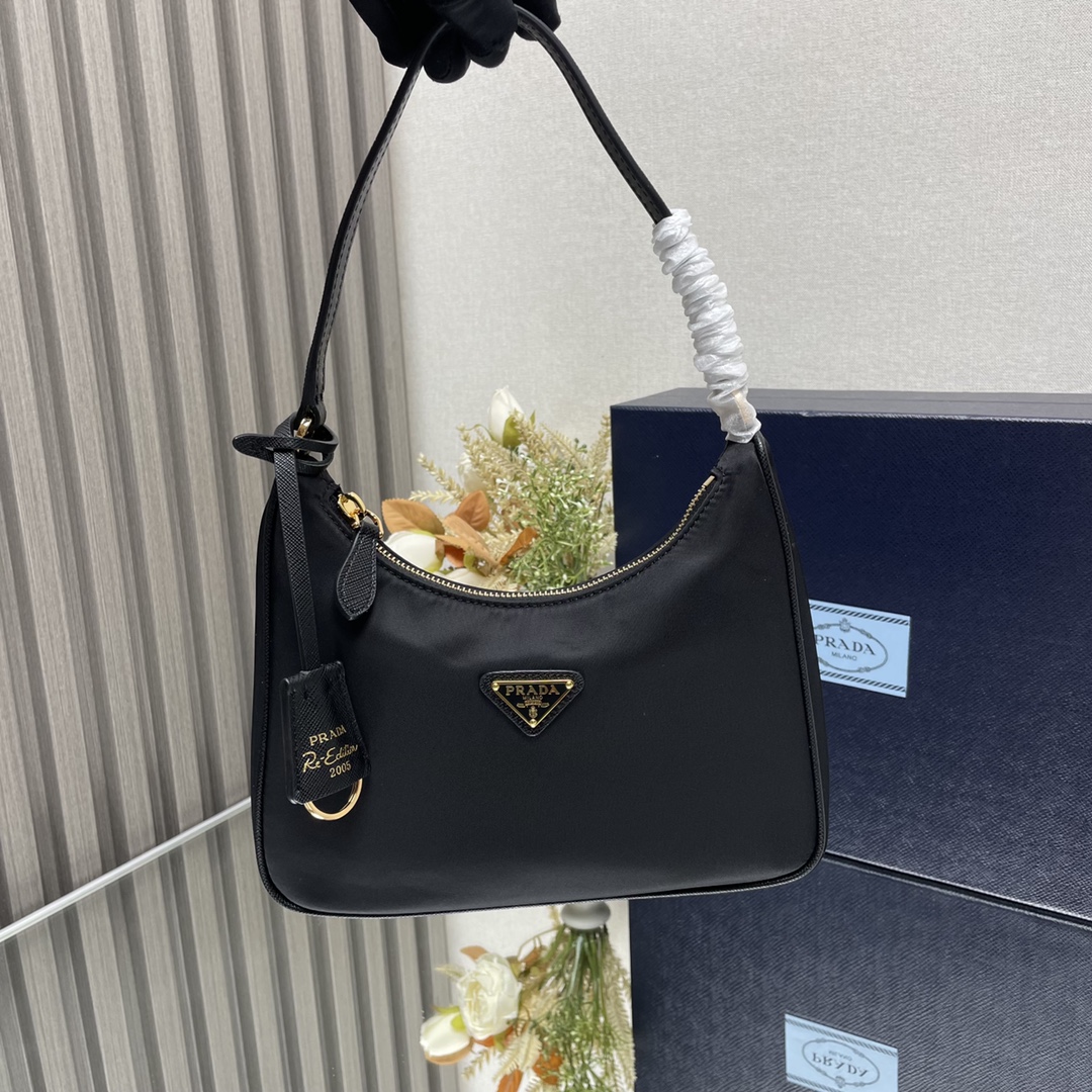 【頂級原單包普拉達】Prada最新爆款皮肩帶金色五金Hobo包女士尼龍單肩包的图片-高仿普拉达包包