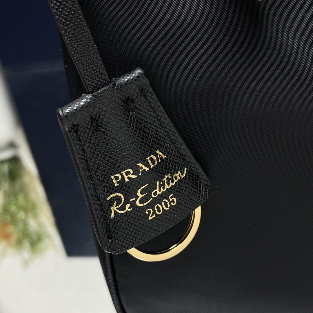 【頂級原單包普拉達】Prada最新爆款皮肩帶金色五金Hobo包女士尼龍單肩包的图片-高仿普拉达包包