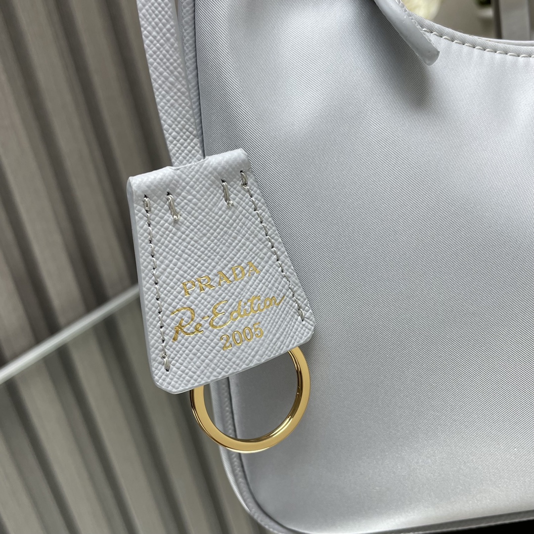 【頂級原單包普拉達】Prada最新爆款皮肩帶金色五金Hobo包型號:1NE204的图片-高仿普拉达包包 【頂級原單包普拉達】Prada最新爆款皮肩帶金色五金Hobo包型號:1NE204的图片-高仿普拉达包包