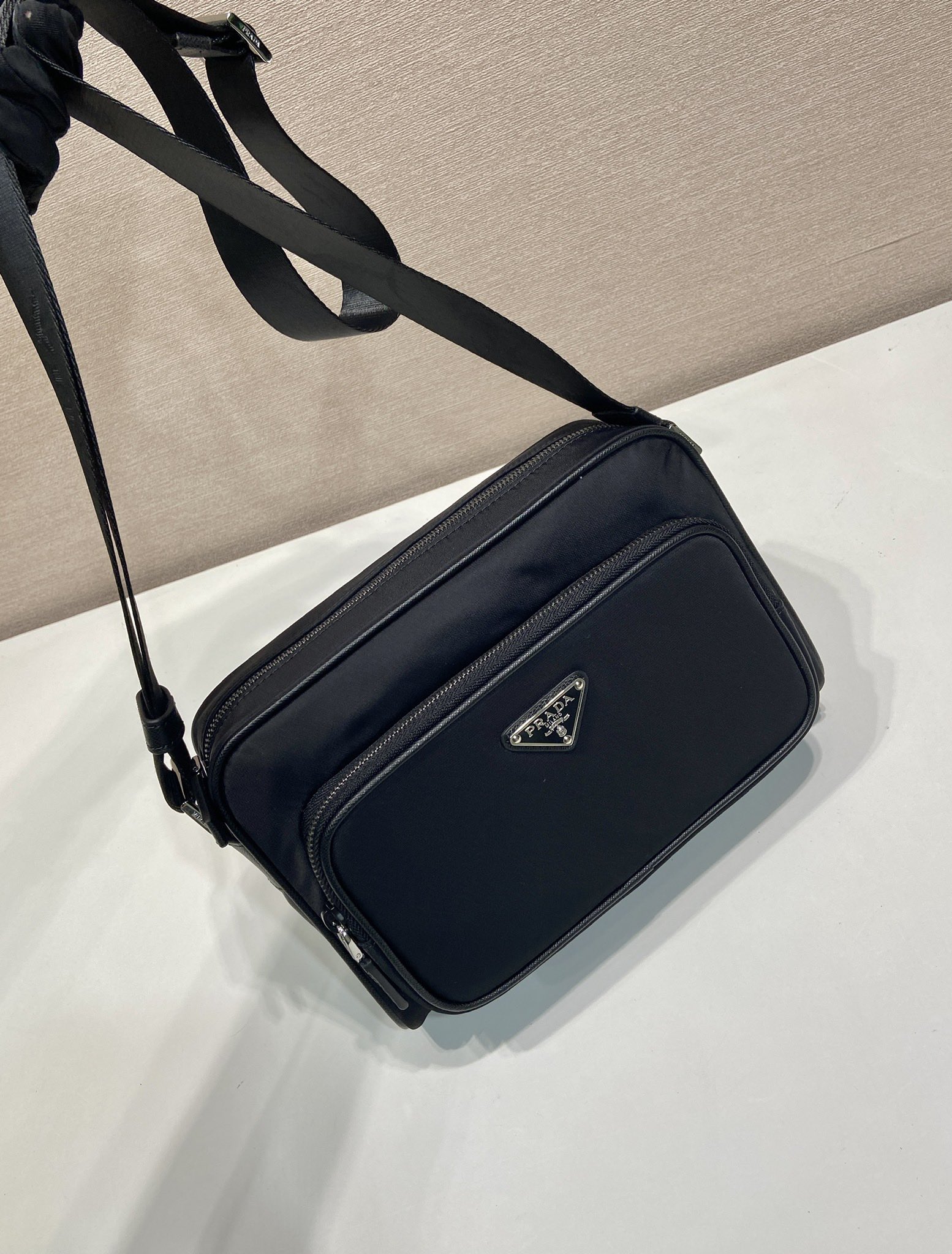 一比一頂級原單包普拉達2VH190單肩包長24x高15.5x底7cm的图片-高仿普拉达包包 一比一頂級原單包普拉達2VH190單肩包長24x高15.5x底7cm的图片-高仿普拉达包包