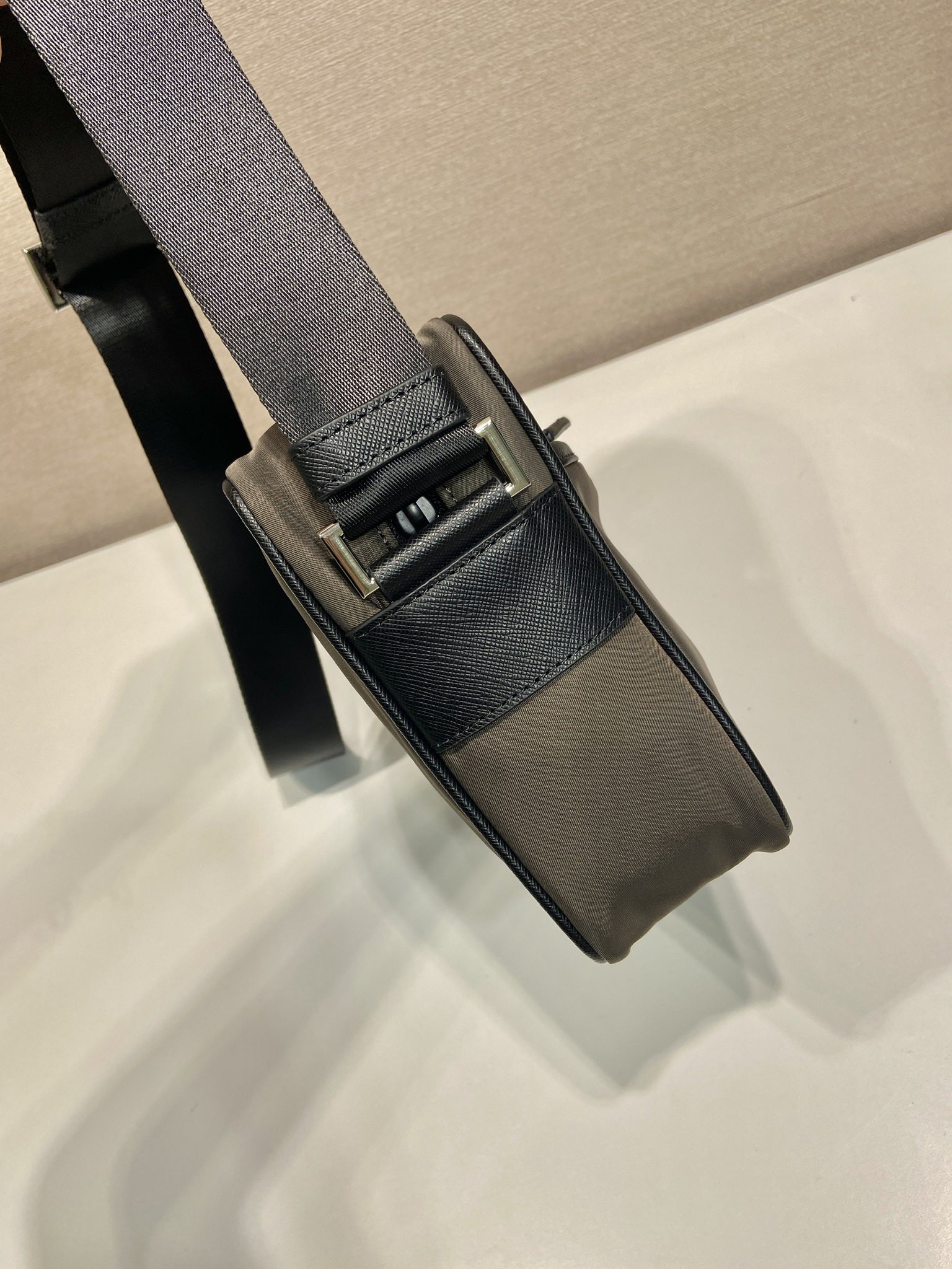 普拉達高仿包2VH048到貨新色 原單包長23x高16x底7cm的图片-高仿普拉达包包 普拉達高仿包2VH048到貨新色 原單包長23x高16x底7cm的图片-高仿普拉达包包