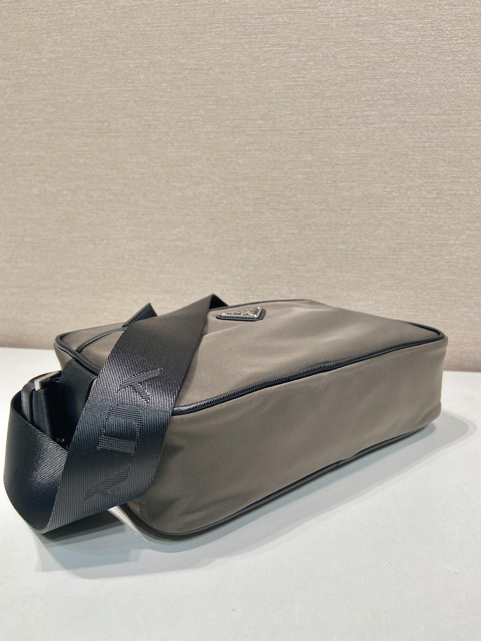 普拉達高仿包2VH048到貨新色 原單包長23x高16x底7cm的图片-高仿普拉达包包 普拉達高仿包2VH048到貨新色 原單包長23x高16x底7cm的图片-高仿普拉达包包