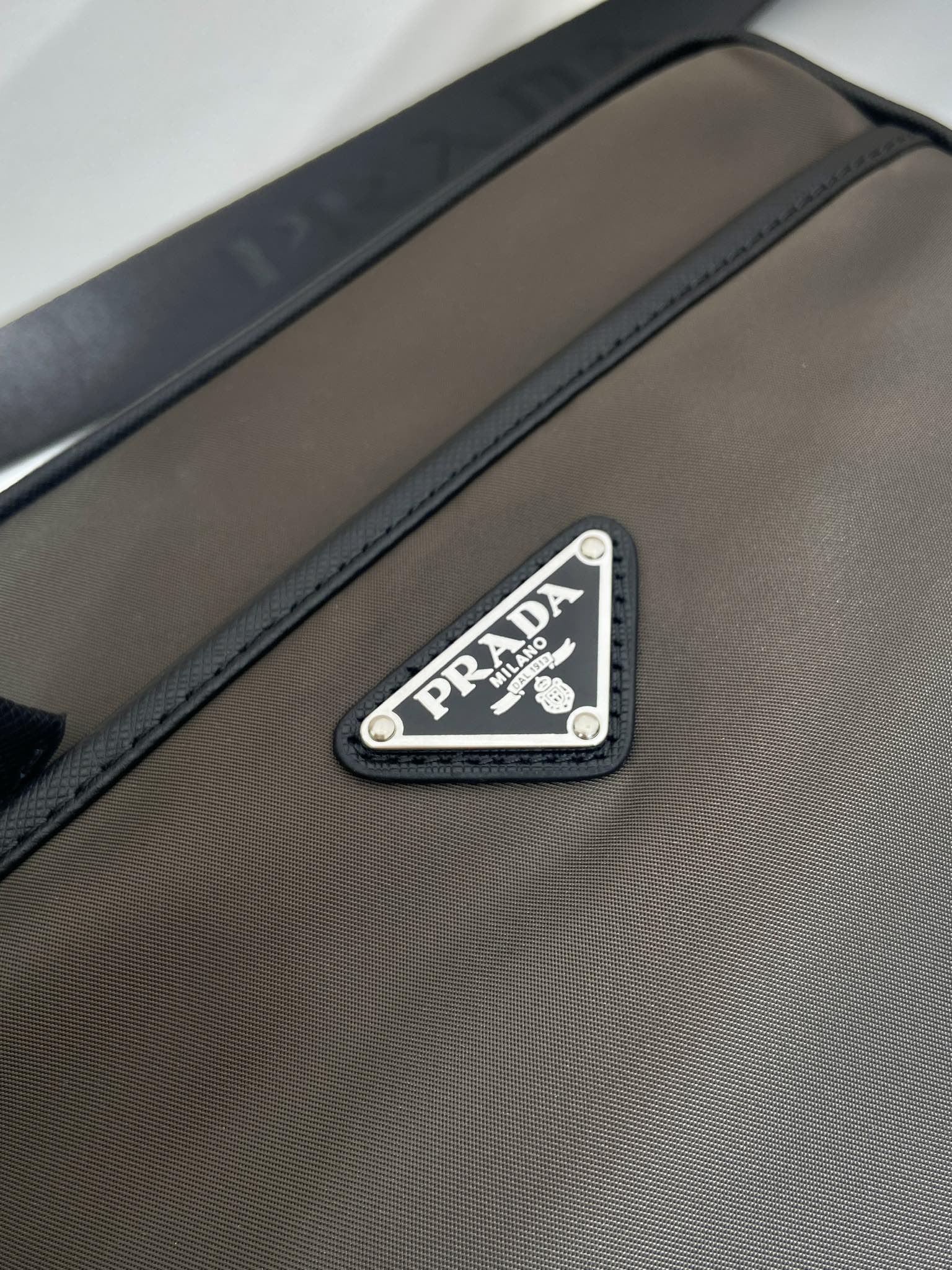 普拉達高仿包2VH048到貨新色 原單包長23x高16x底7cm的图片-高仿普拉达包包 普拉達高仿包2VH048到貨新色 原單包長23x高16x底7cm的图片-高仿普拉达包包