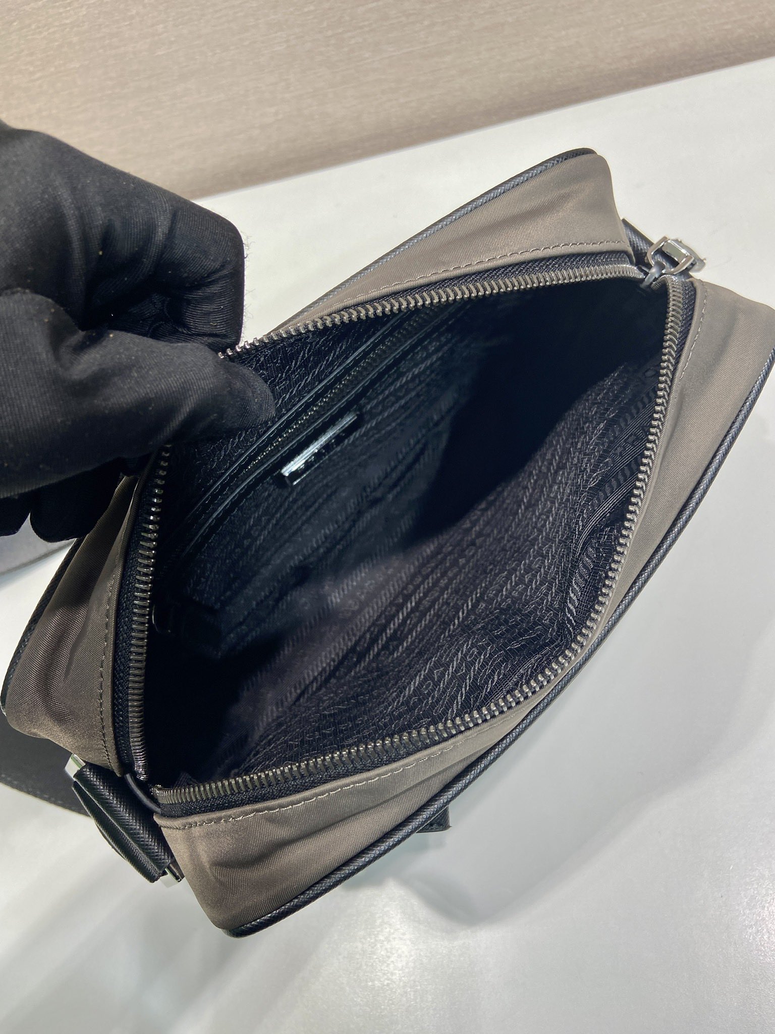 普拉達高仿包2VH048到貨新色 原單包長23x高16x底7cm的图片-高仿普拉达包包 普拉達高仿包2VH048到貨新色 原單包長23x高16x底7cm的图片-高仿普拉达包包