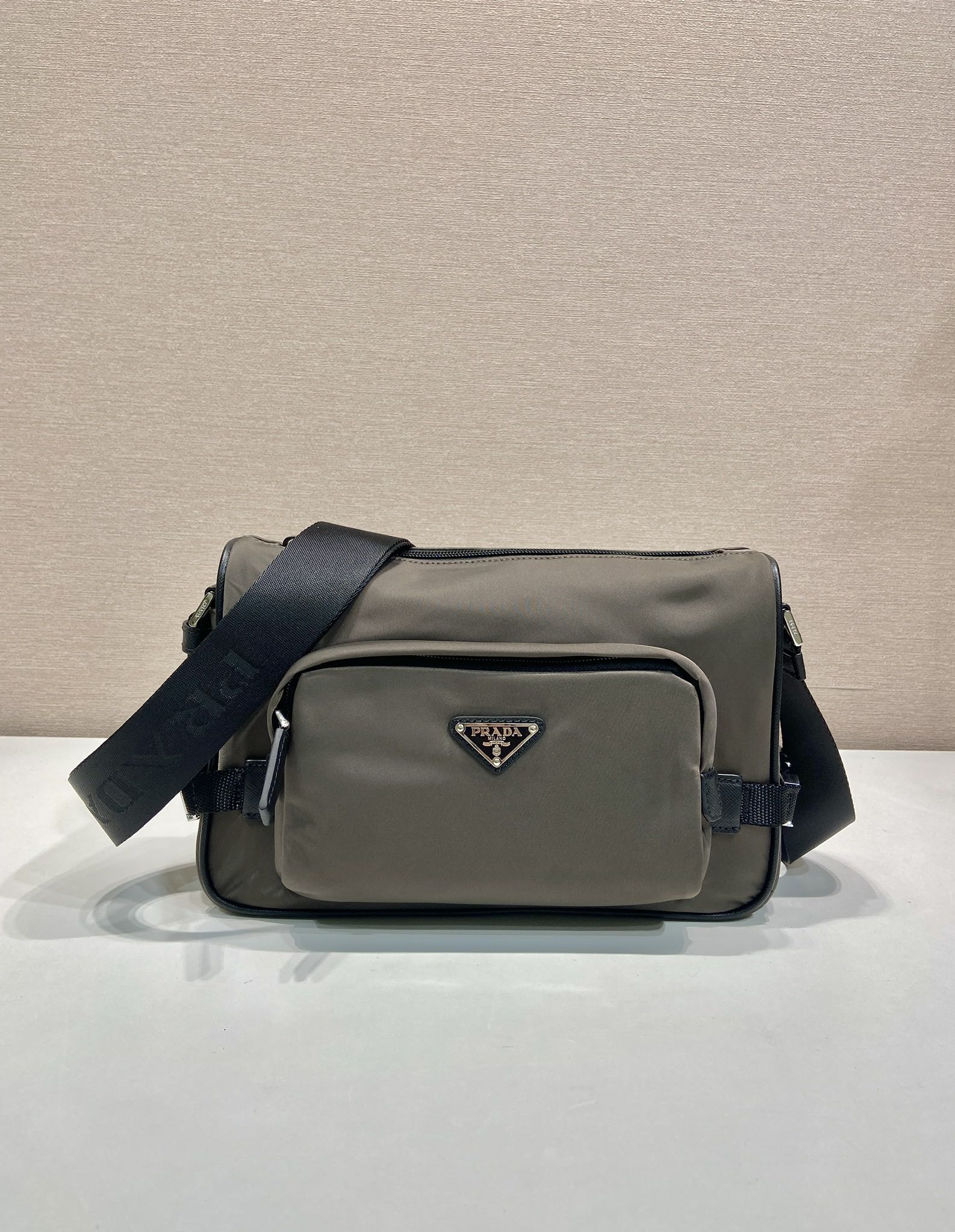 新款郵差包2VH192小號長28x高17.5x底10cm普拉達高仿包的图片-高仿普拉达包包