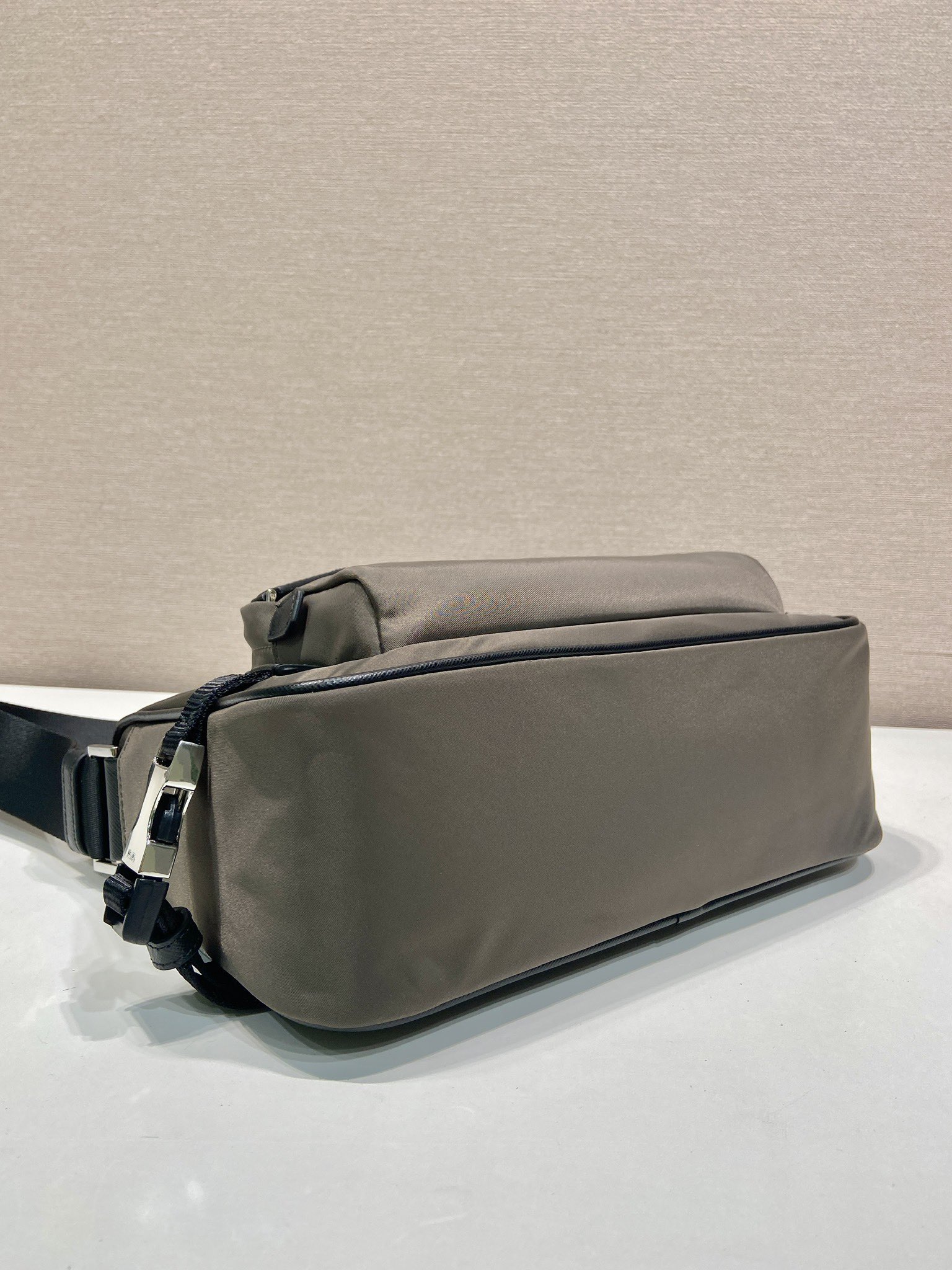 新款郵差包2VH192小號長28x高17.5x底10cm普拉達高仿包的图片-高仿普拉达包包