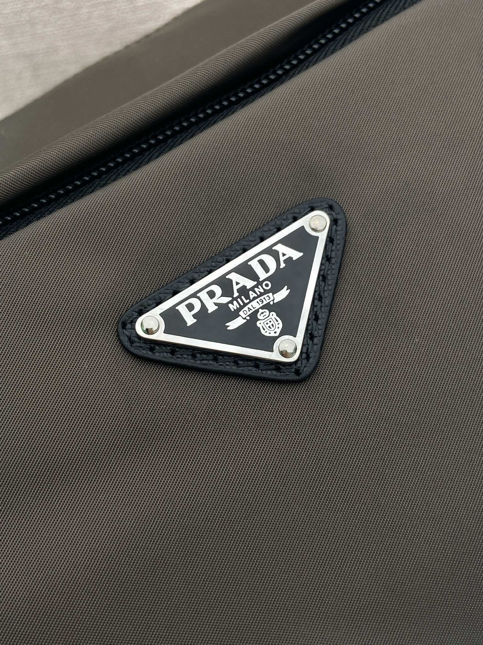 新款郵差包2VH192小號長28x高17.5x底10cm普拉達高仿包的图片-高仿普拉达包包