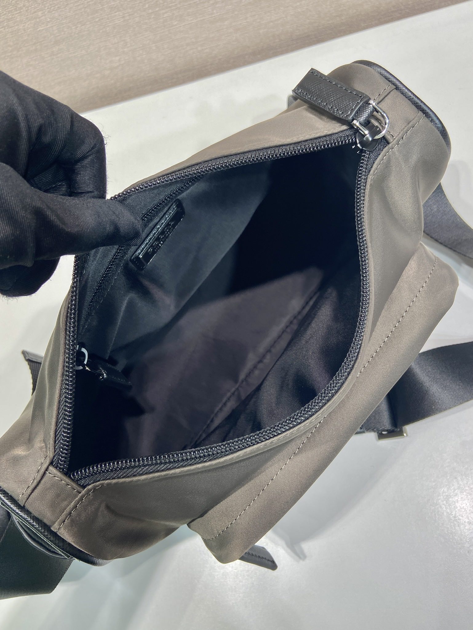 新款郵差包2VH192小號長28x高17.5x底10cm普拉達高仿包的图片-高仿普拉达包包