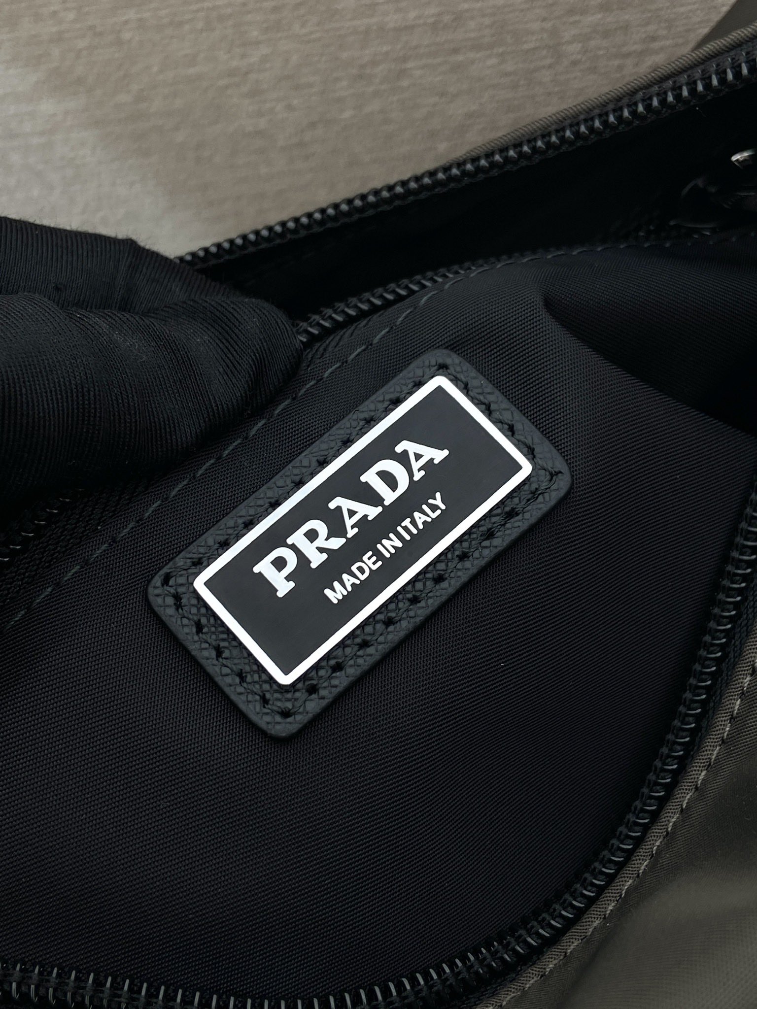 新款郵差包2VH192小號長28x高17.5x底10cm普拉達高仿包的图片-高仿普拉达包包