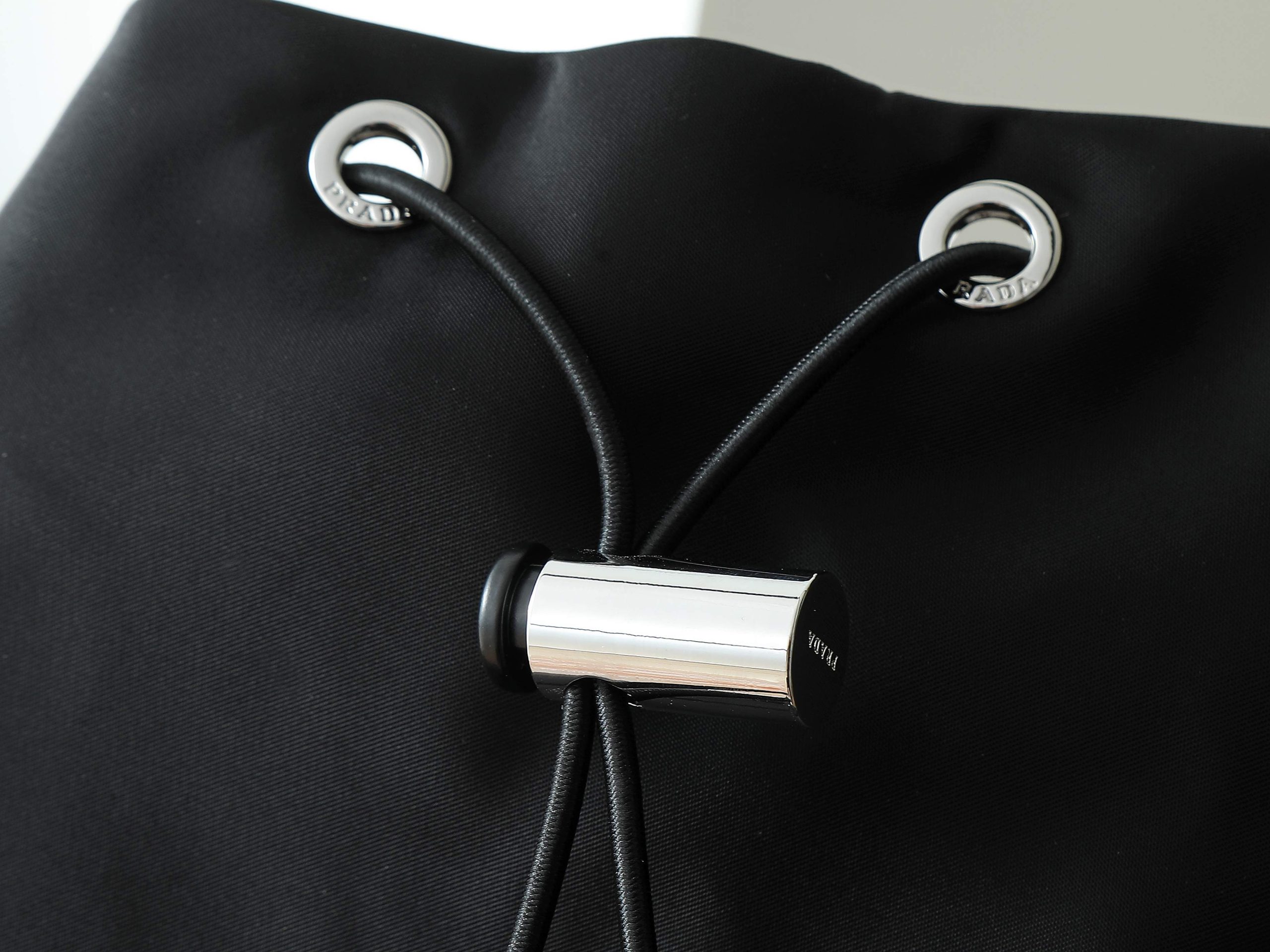 Explore手袋長38x高37x底20cm一比一普拉達高仿包的图片-高仿普拉达包包 Explore手袋長38x高37x底20cm一比一普拉達高仿包的图片-高仿普拉达包包