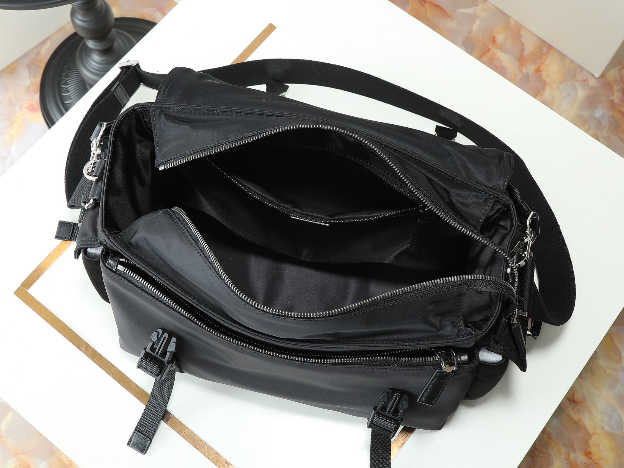 頂級原單包普拉達長38x高37x底20cm配有肩帶和可拆卸提手的图片-高仿普拉达包包 頂級原單包普拉達長38x高37x底20cm配有肩帶和可拆卸提手的图片-高仿普拉达包包