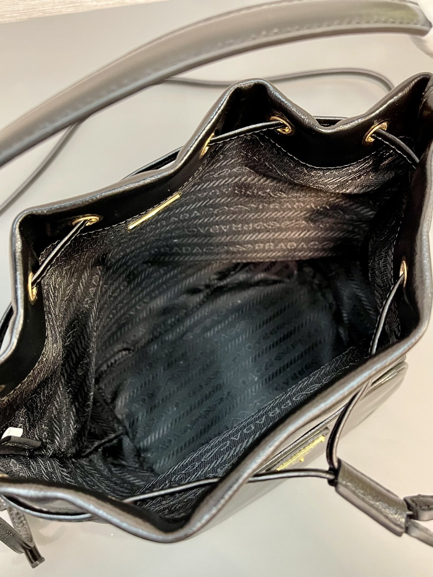 【頂級原單包普拉達】漆皺皮水桶包 1BH038水桶包的图片-高仿普拉达包包