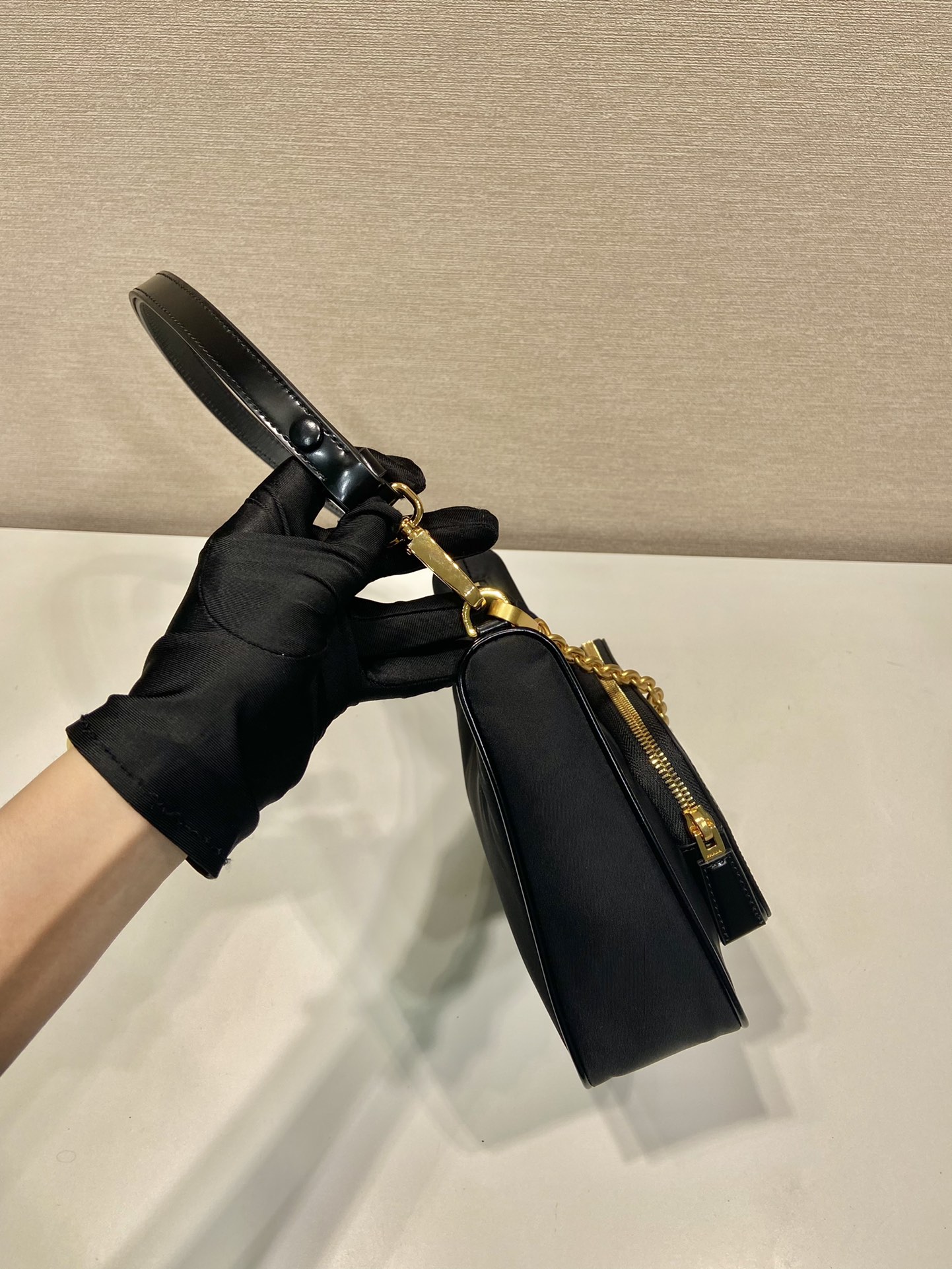 普拉達高仿包新款腋下包，尼龍配亮面皮革的图片-高仿普拉达包包