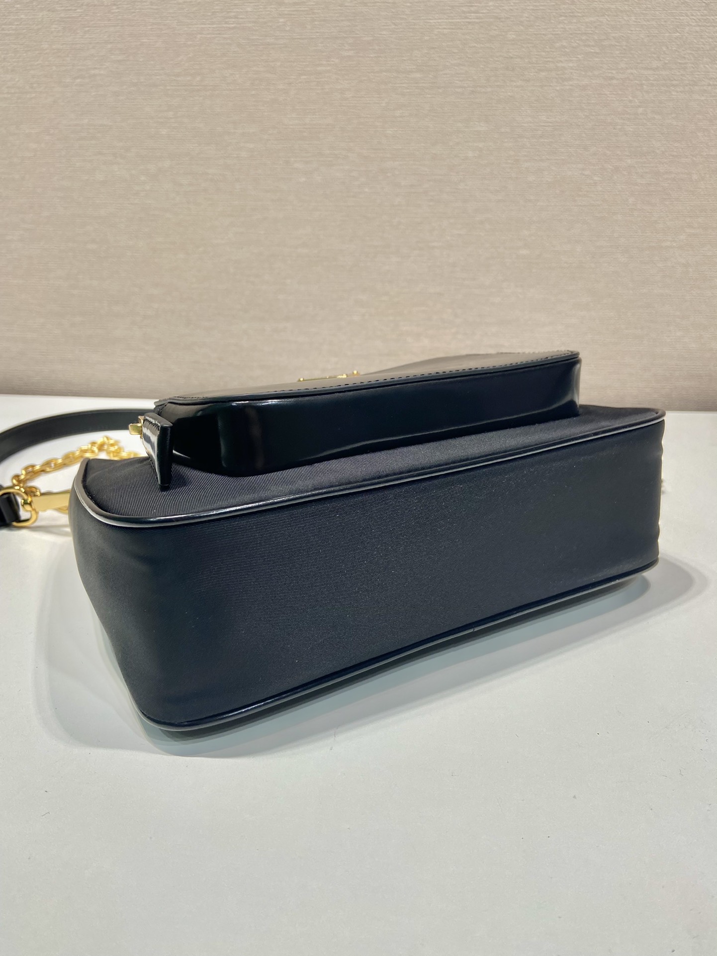 普拉達高仿包新款腋下包，尼龍配亮面皮革的图片-高仿普拉达包包