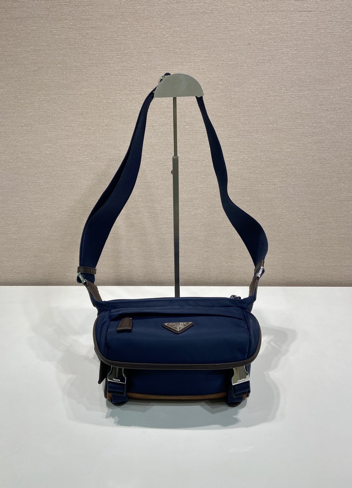 迷你郵差包採用運動風格設計普拉達原單包的图片-高仿普拉达包包 迷你郵差包採用運動風格設計普拉達原單包的图片-高仿普拉达包包