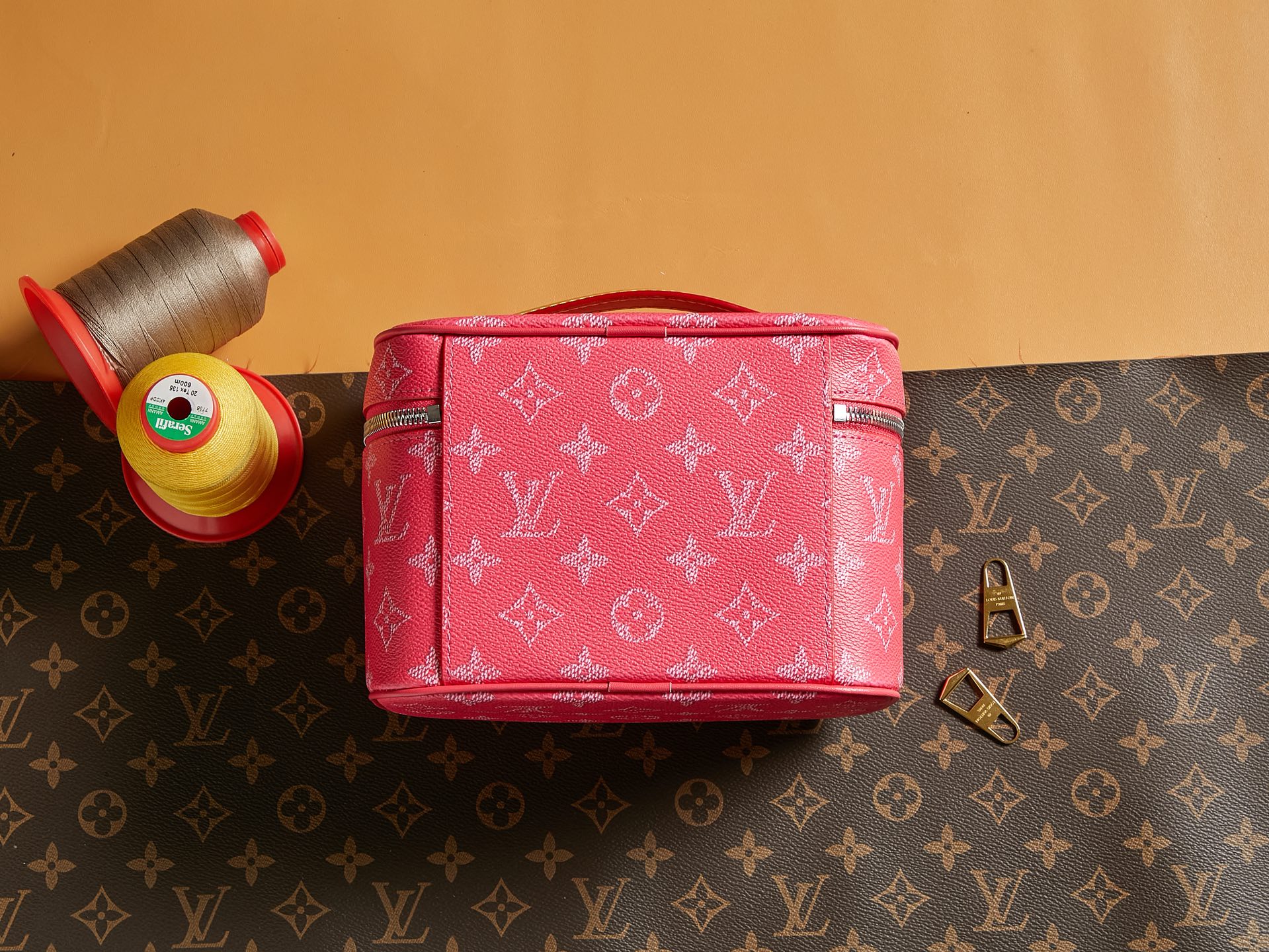 【頂級LV原單包 獨家實拍 動態163C】M26889玫紅尺寸:20-13.5-12的图片-高仿LV包包、高仿lv女包 【頂級LV原單包 獨家實拍 動態163C】M26889玫紅尺寸:20-13.5-12的图片-高仿LV包包、高仿lv女包
