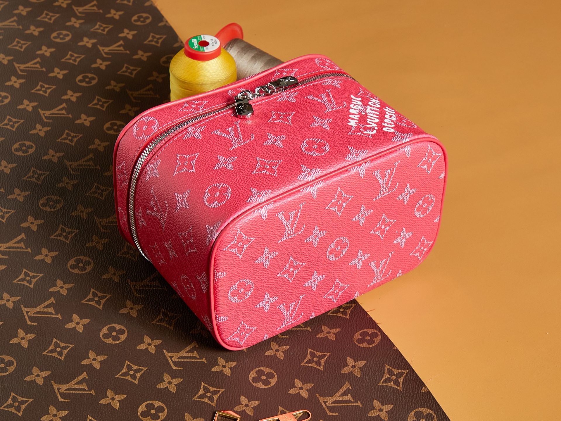 【頂級LV原單包 獨家實拍 動態163C】M26889玫紅尺寸:20-13.5-12的图片-高仿LV包包、高仿lv女包 【頂級LV原單包 獨家實拍 動態163C】M26889玫紅尺寸:20-13.5-12的图片-高仿LV包包、高仿lv女包