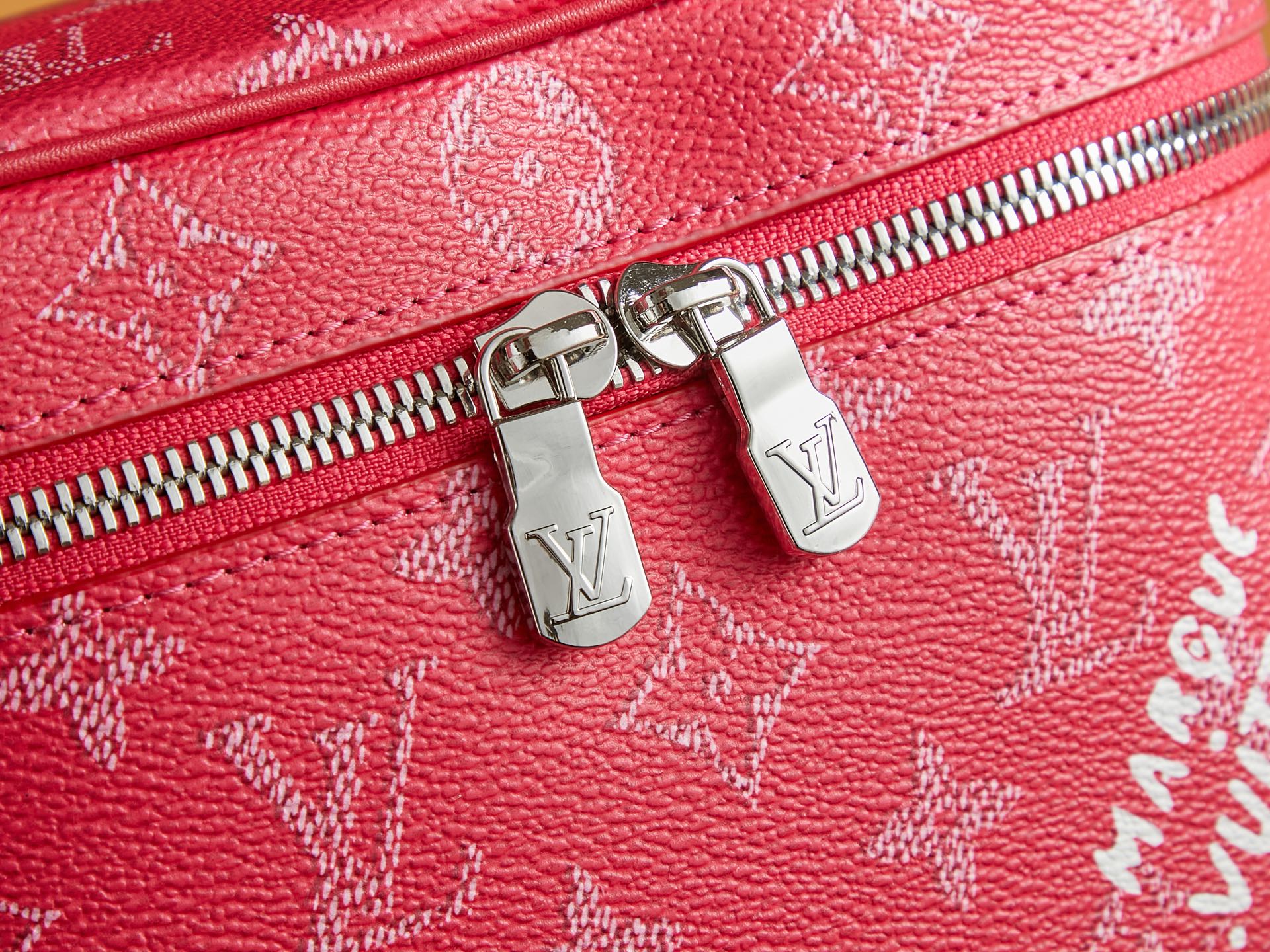 【頂級LV原單包 獨家實拍 動態163C】M26889玫紅尺寸:20-13.5-12的图片-高仿LV包包、高仿lv女包 【頂級LV原單包 獨家實拍 動態163C】M26889玫紅尺寸:20-13.5-12的图片-高仿LV包包、高仿lv女包