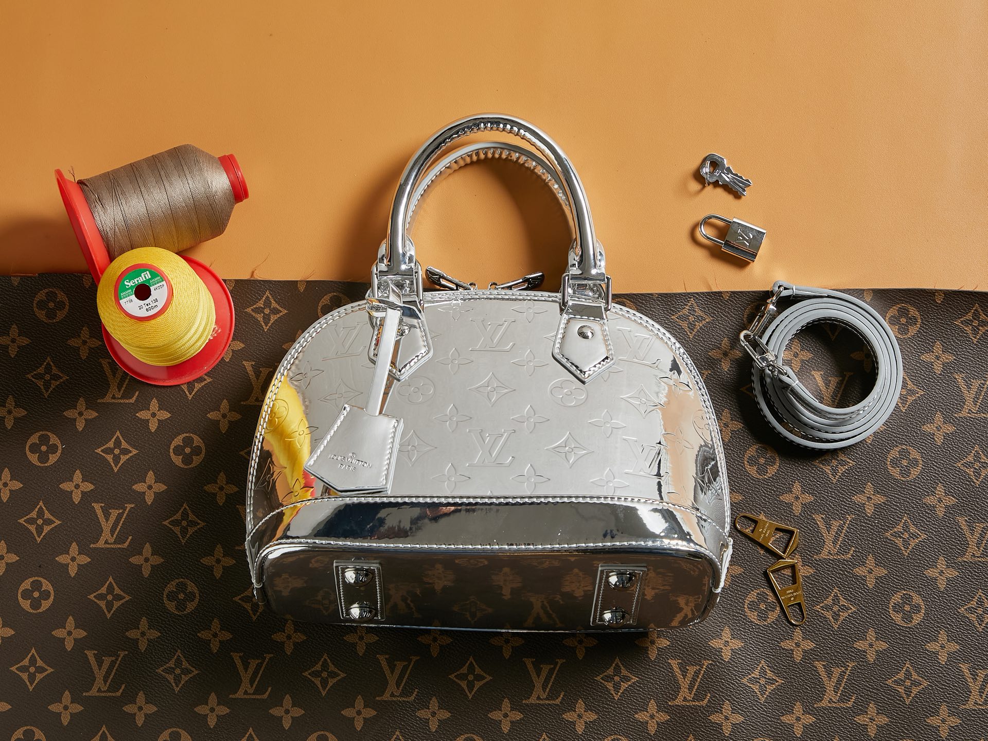 LV頂級原單包M26335銀漆皮Alma BB 手袋的图片-高仿LV包包、高仿lv女包
