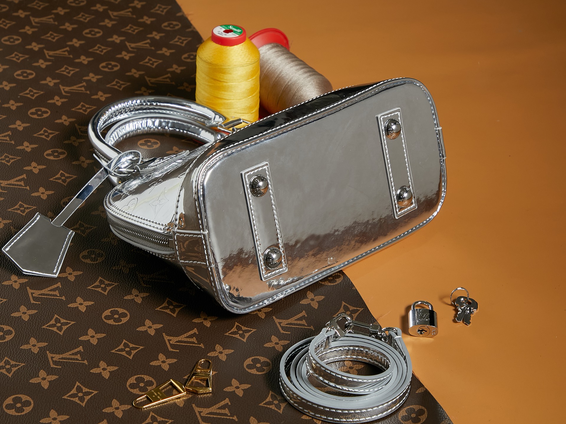 LV頂級原單包M26335銀漆皮Alma BB 手袋的图片-高仿LV包包、高仿lv女包