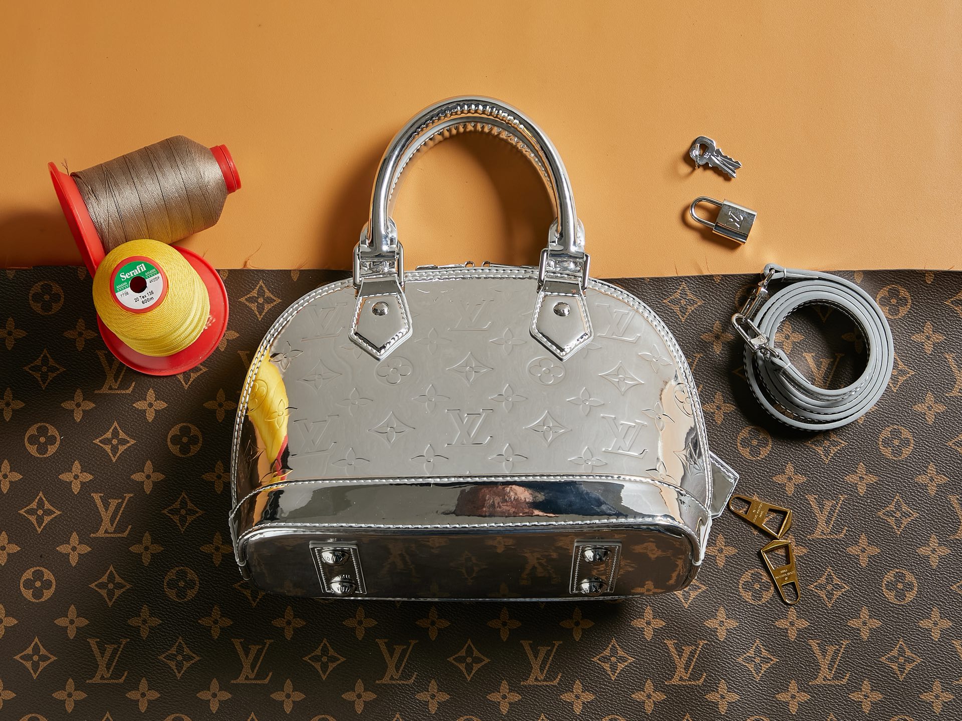 LV頂級原單包M26335銀漆皮Alma BB 手袋的图片-高仿LV包包、高仿lv女包