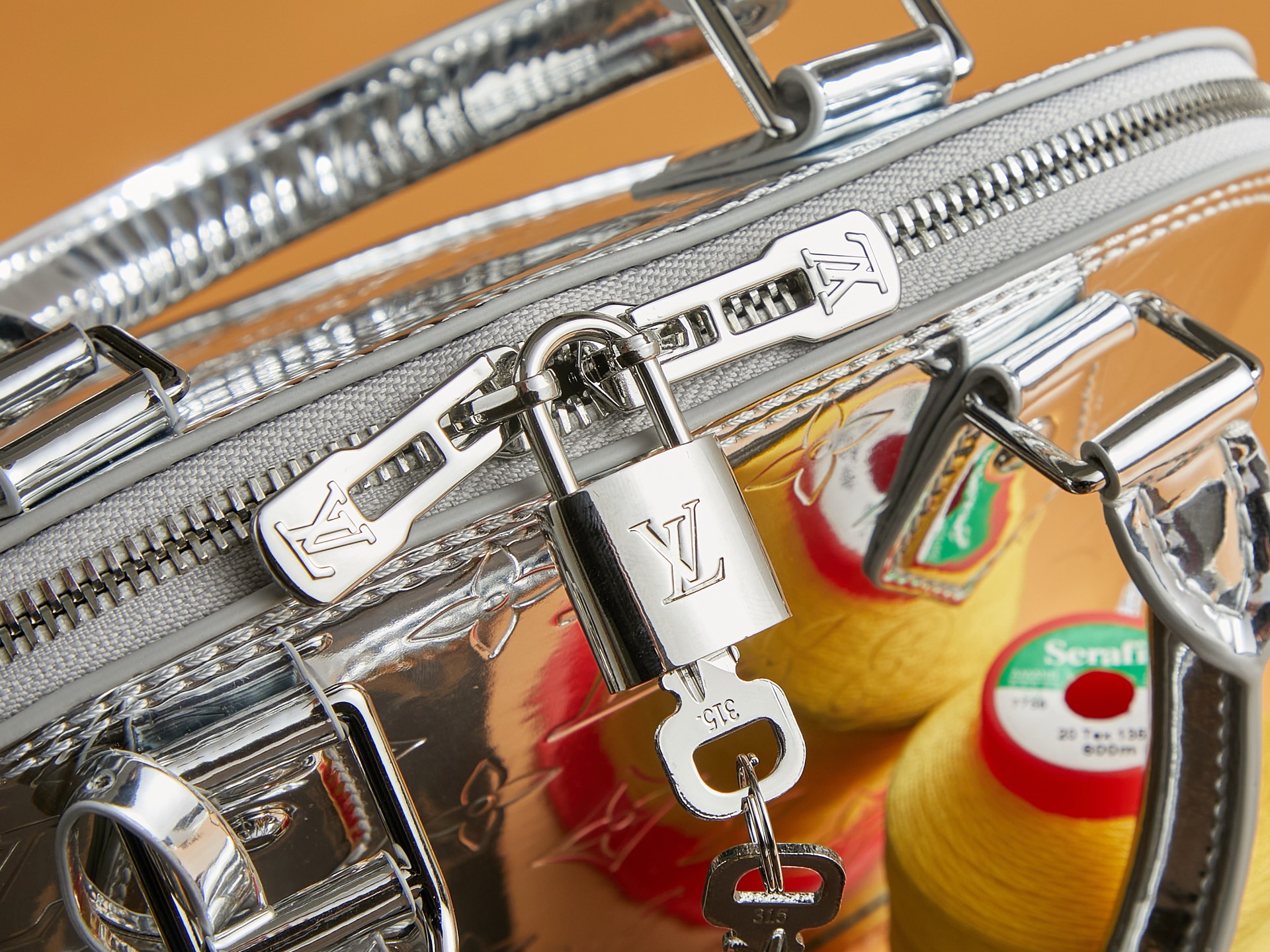 LV頂級原單包M26335銀漆皮Alma BB 手袋的图片-高仿LV包包、高仿lv女包