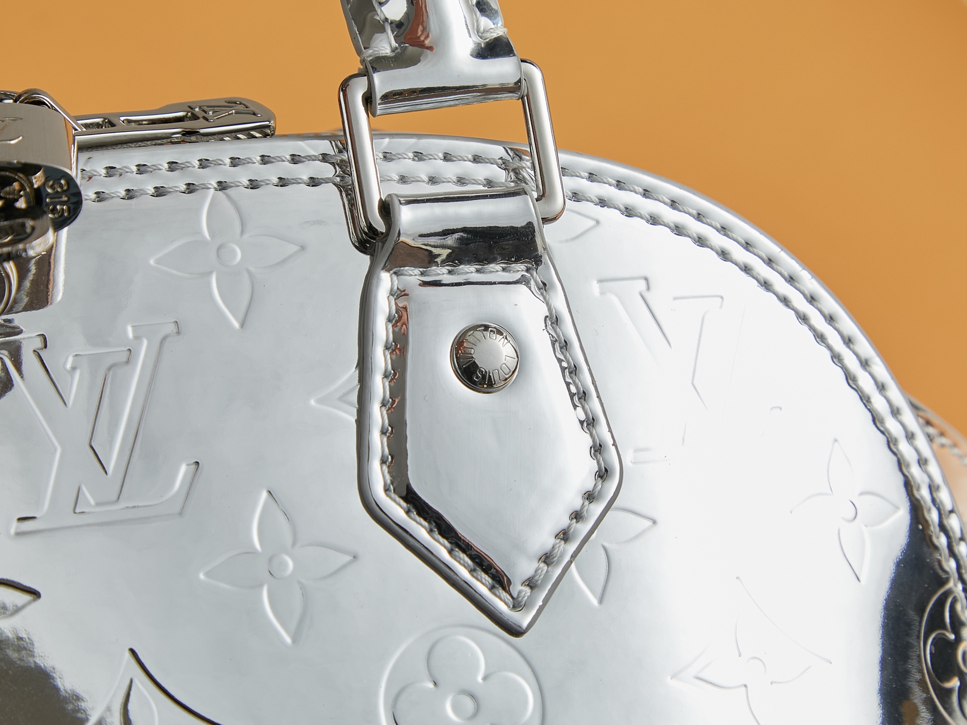 LV頂級原單包M26335銀漆皮Alma BB 手袋的图片-高仿LV包包、高仿lv女包