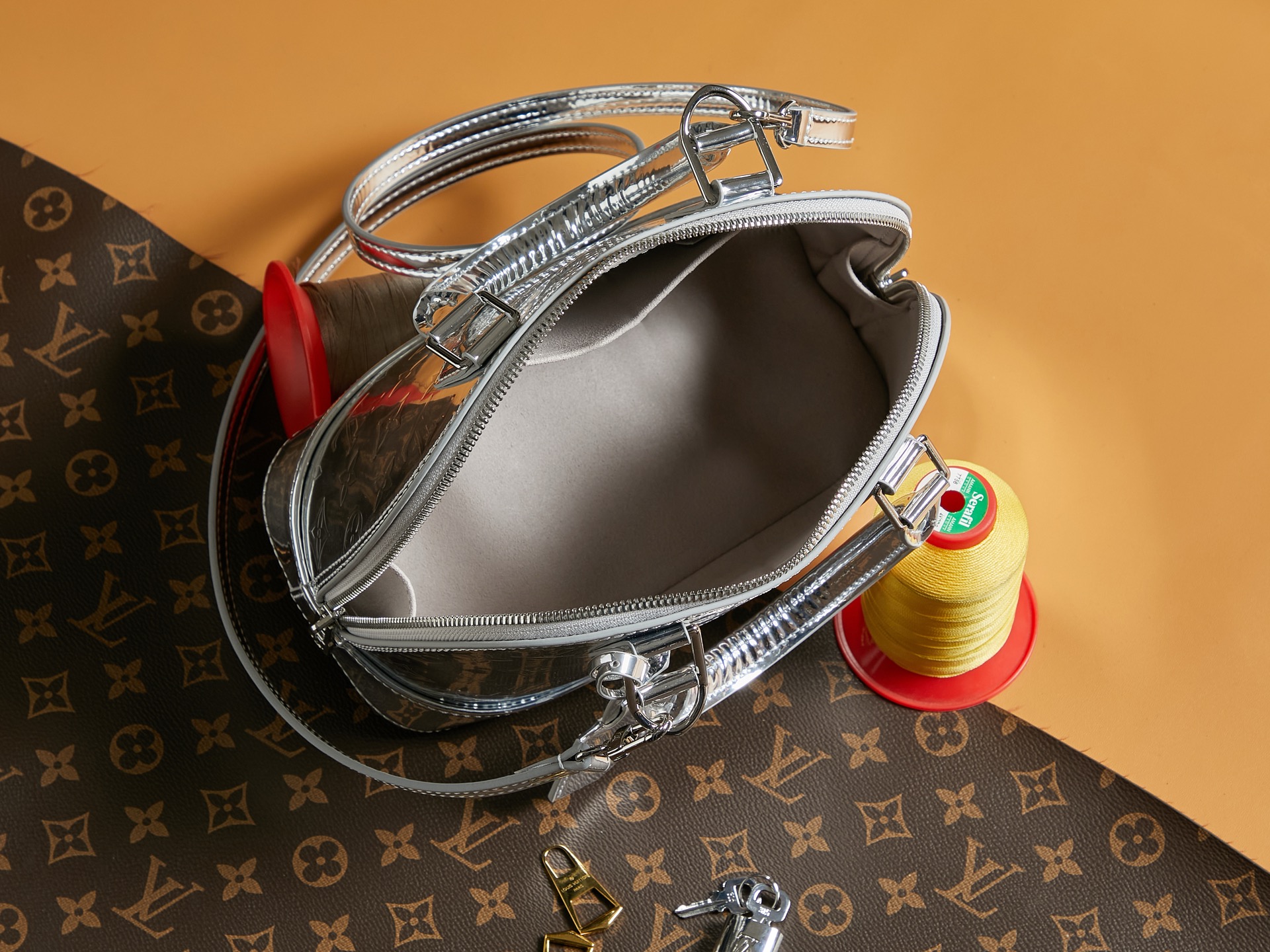 LV頂級原單包M26335銀漆皮Alma BB 手袋的图片-高仿LV包包、高仿lv女包