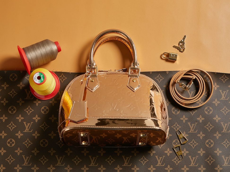 LV高仿包M27037粉漆皮Alma BB 手袋以本季科技細節彰顯 LV Ski 系列風範