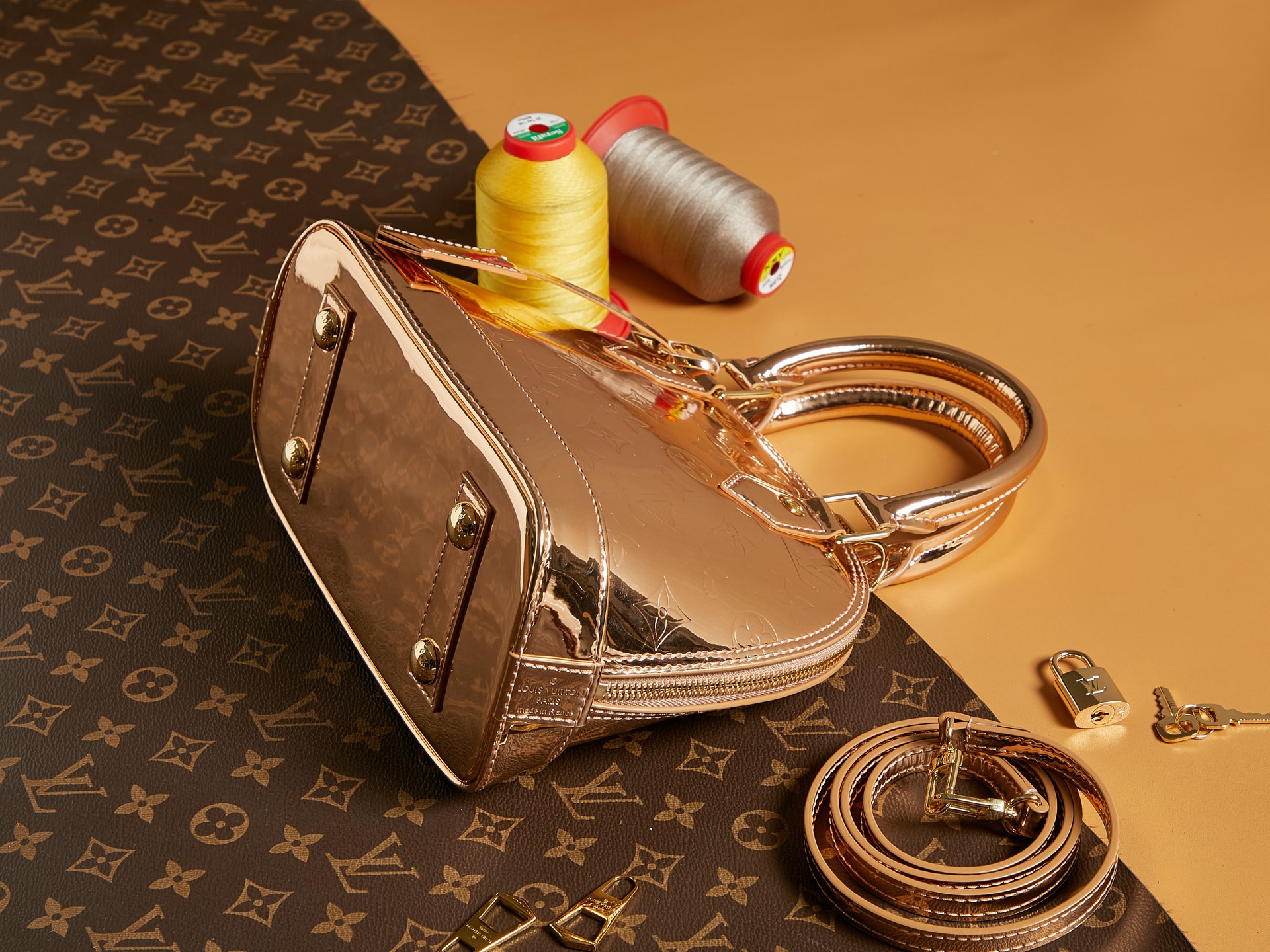 LV高仿包M27037粉漆皮Alma BB 手袋以本季科技細節彰顯 LV Ski 系列風範的图片-高仿LV包包、高仿lv女包