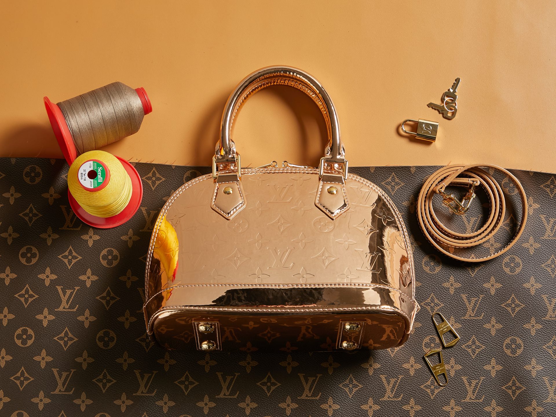 LV高仿包M27037粉漆皮Alma BB 手袋以本季科技細節彰顯 LV Ski 系列風範的图片-高仿LV包包、高仿lv女包