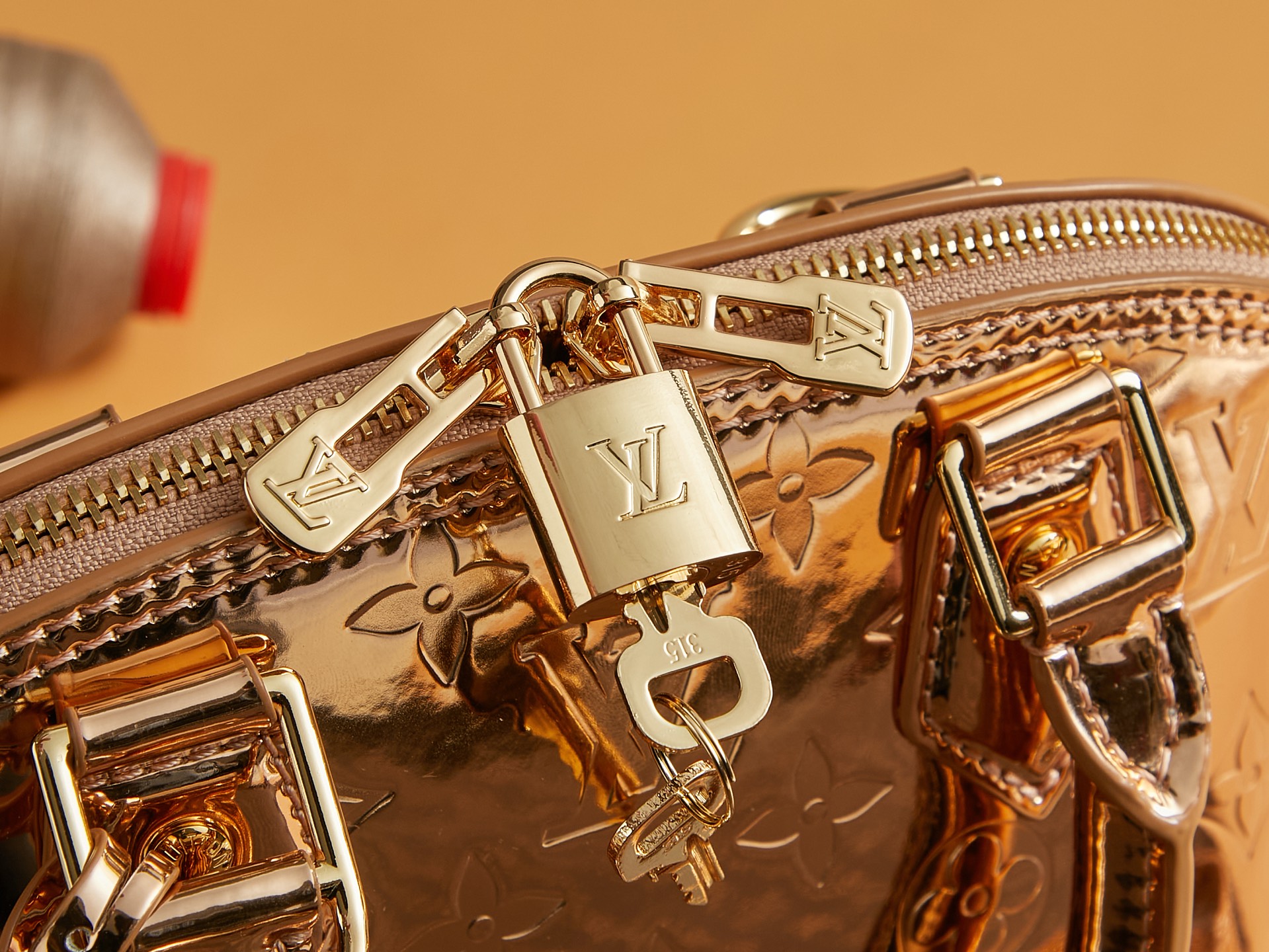 LV高仿包M27037粉漆皮Alma BB 手袋以本季科技細節彰顯 LV Ski 系列風範的图片-高仿LV包包、高仿lv女包