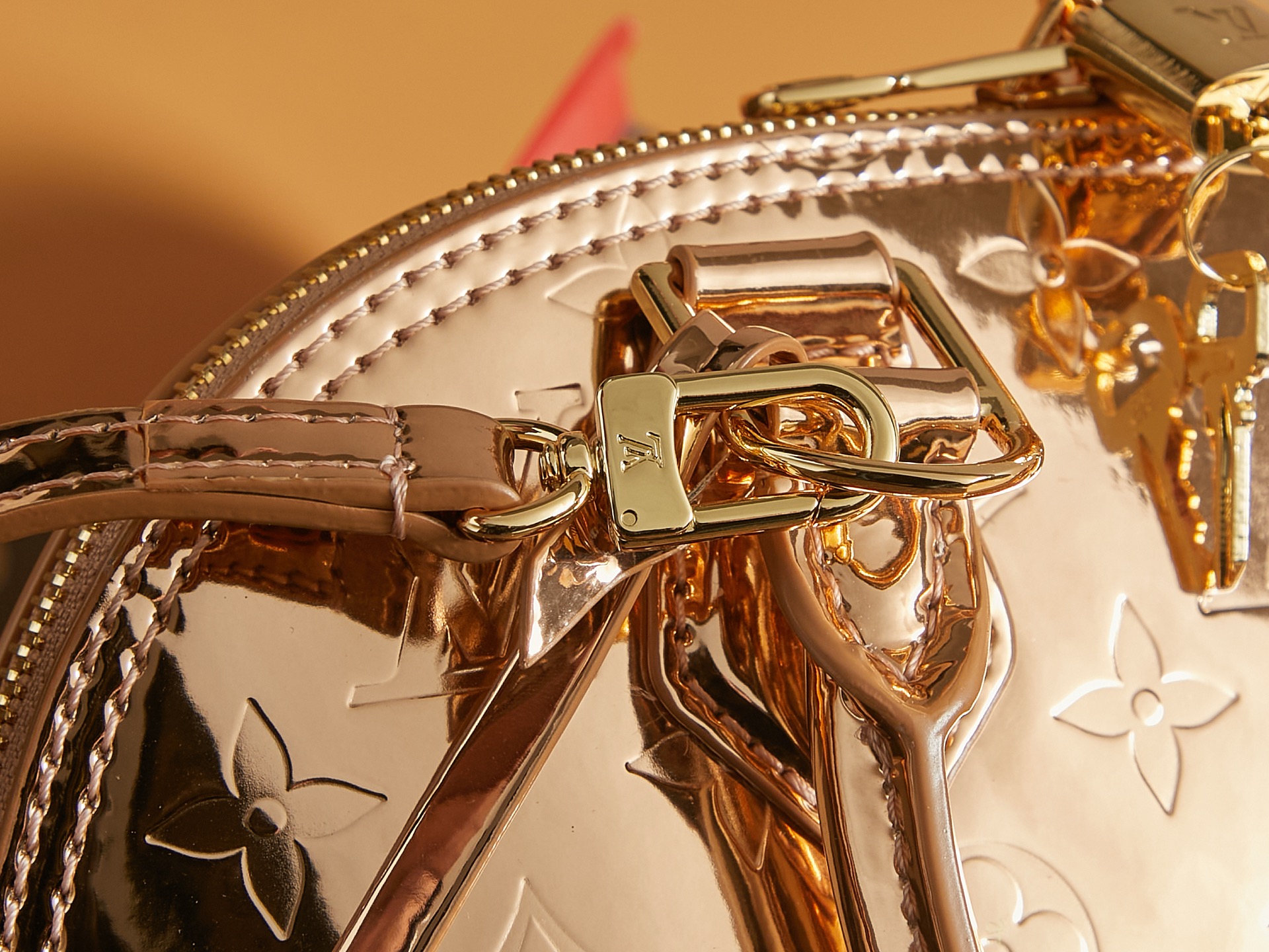 LV高仿包M27037粉漆皮Alma BB 手袋以本季科技細節彰顯 LV Ski 系列風範的图片-高仿LV包包、高仿lv女包