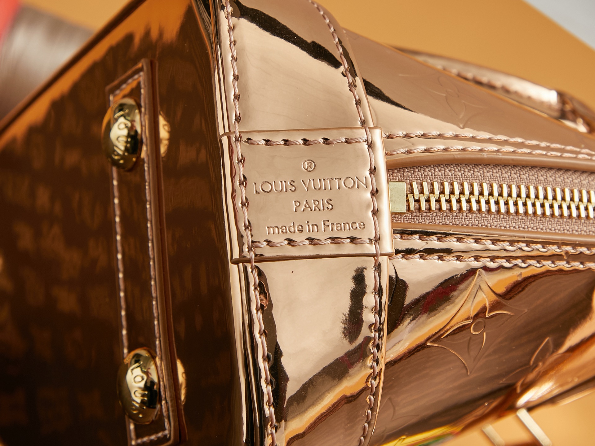 LV高仿包M27037粉漆皮Alma BB 手袋以本季科技細節彰顯 LV Ski 系列風範的图片-高仿LV包包、高仿lv女包