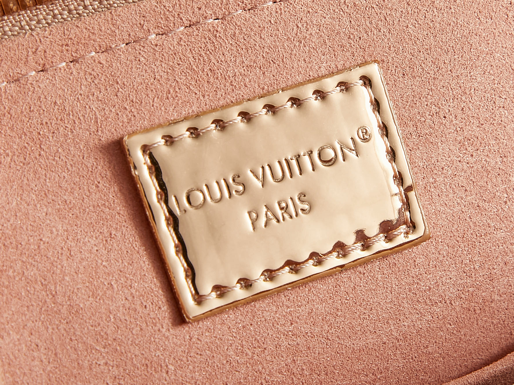 LV高仿包M27037粉漆皮Alma BB 手袋以本季科技細節彰顯 LV Ski 系列風範的图片-高仿LV包包、高仿lv女包